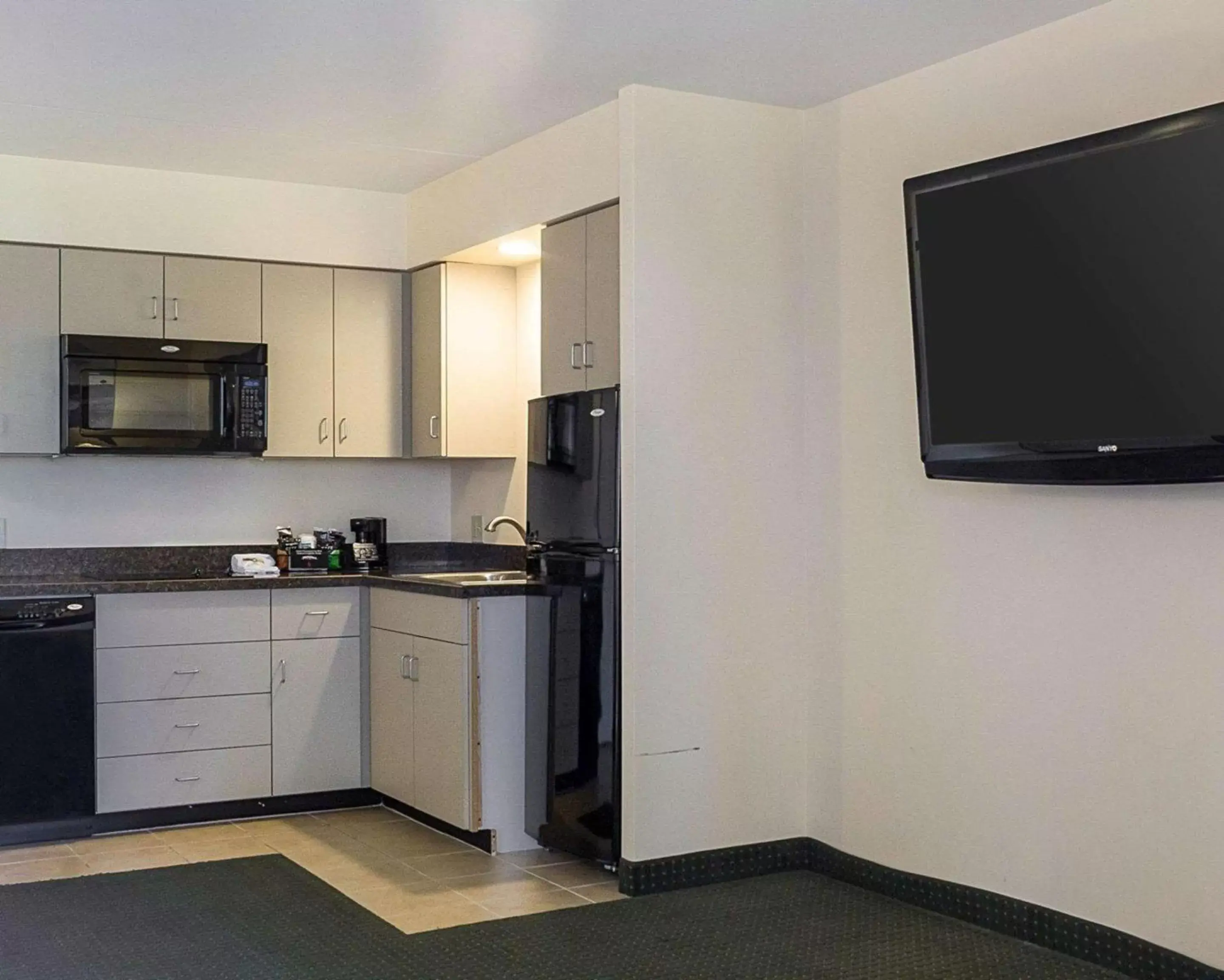 Photo of the whole room, Kitchen/Kitchenette in Quality Inn & Suites Conference Center and Water Park
