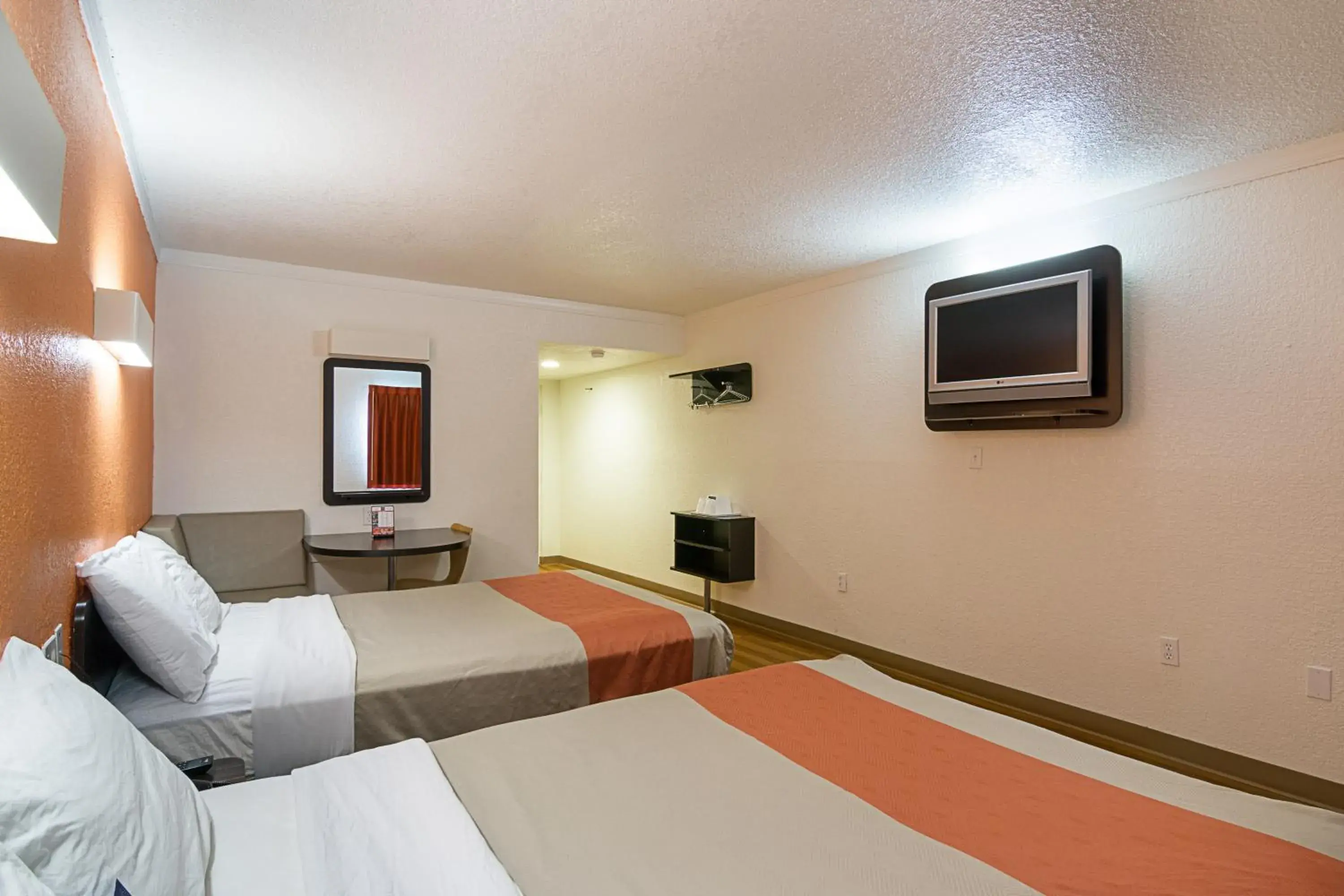 Bedroom, Bed in Motel 6-Tampa, FL - Fairgrounds