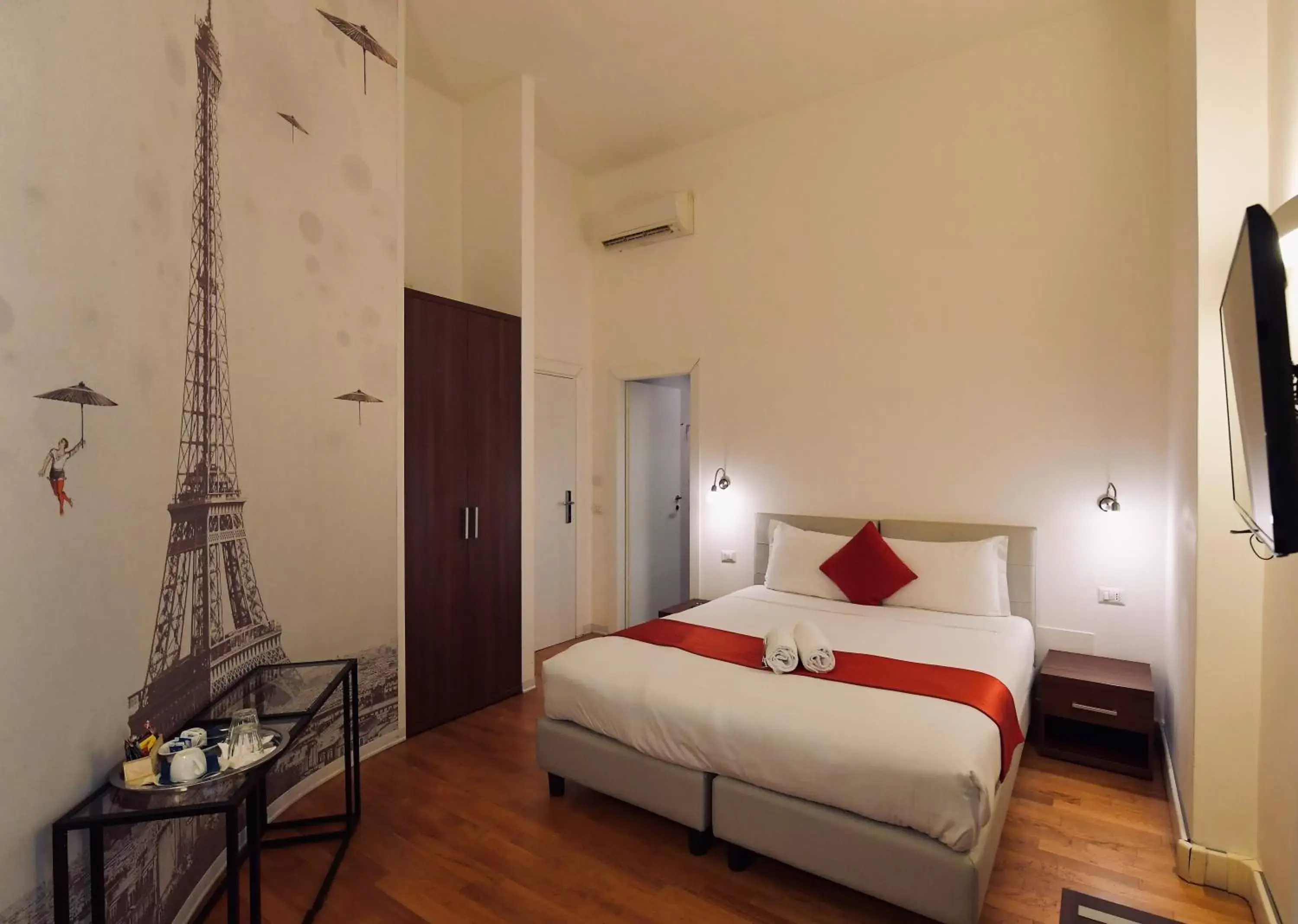 Bedroom, Bed in Suites Farnese Design