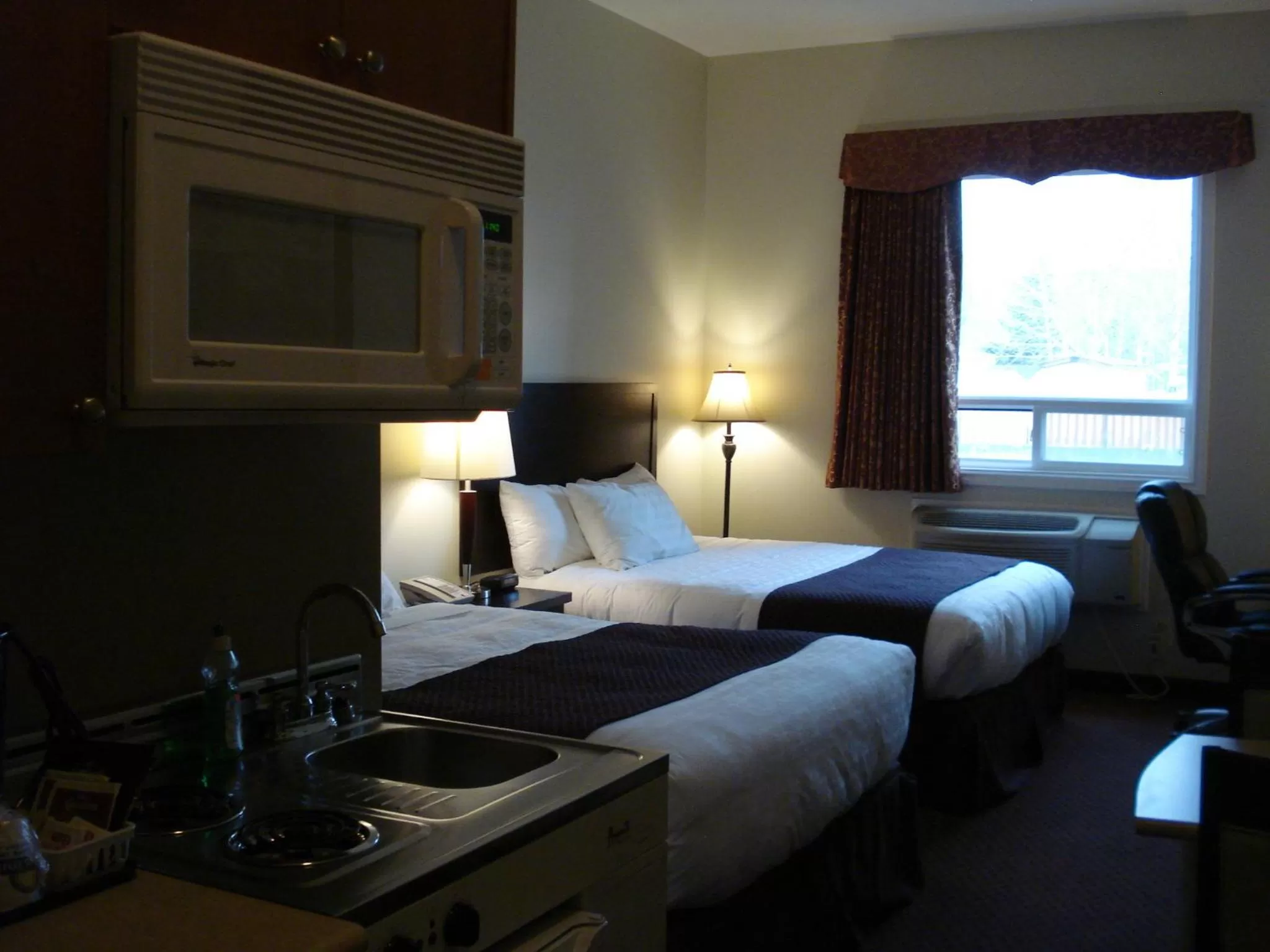 Bed in Days Inn by Wyndham Chetwynd