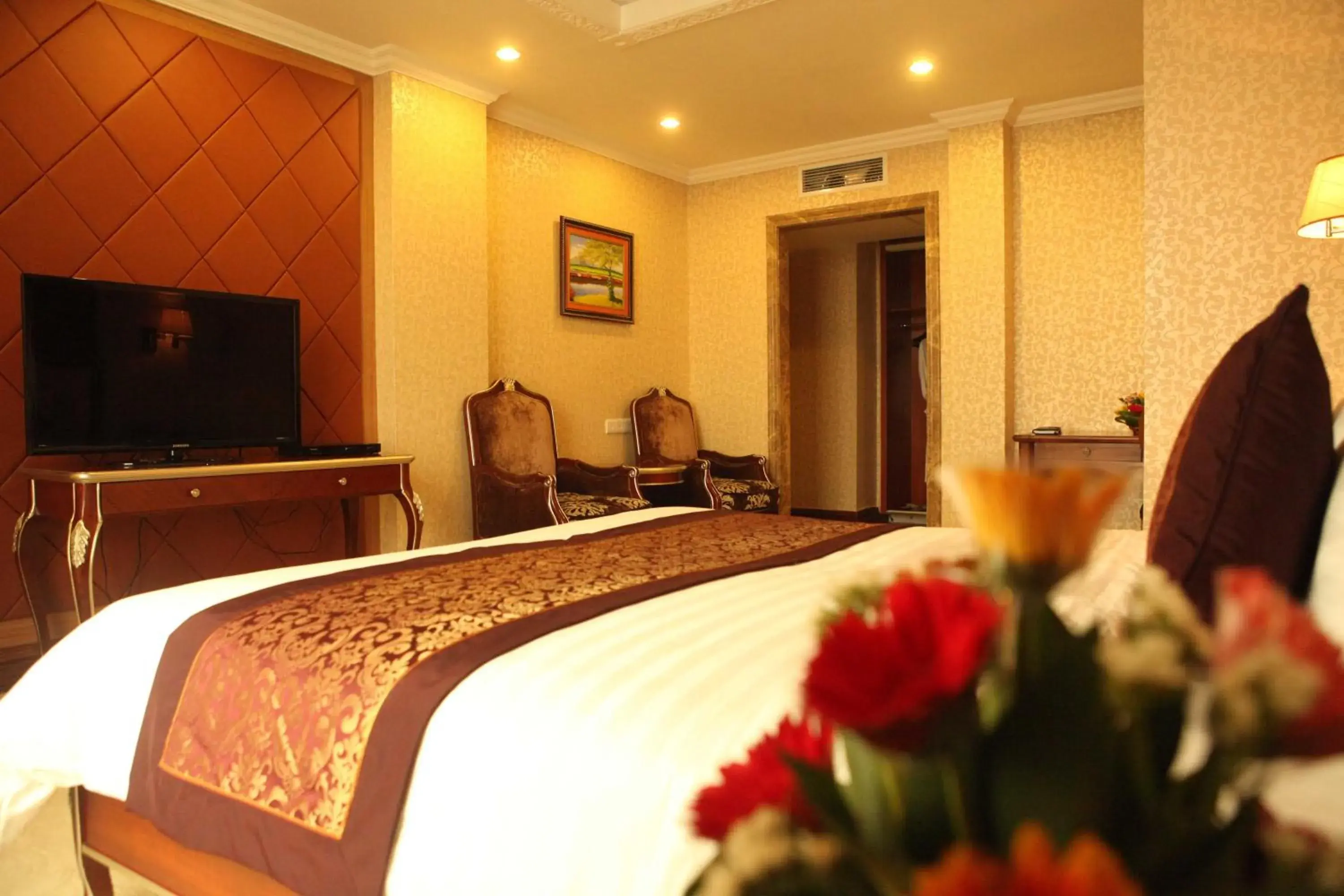 Bed, TV/Entertainment Center in The Vissai Hotel