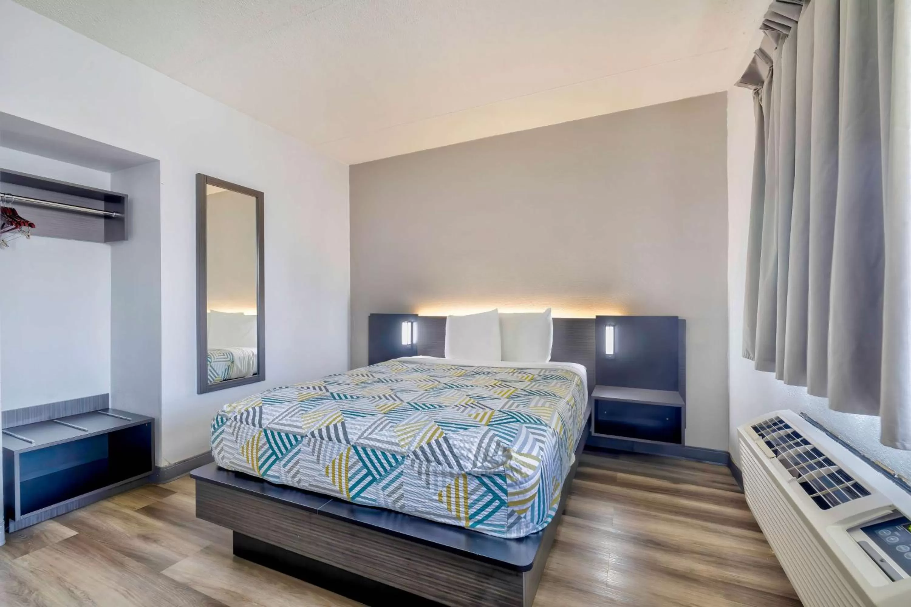 Bedroom, Bed in Motel 6-Villa Park, IL - Chicago West