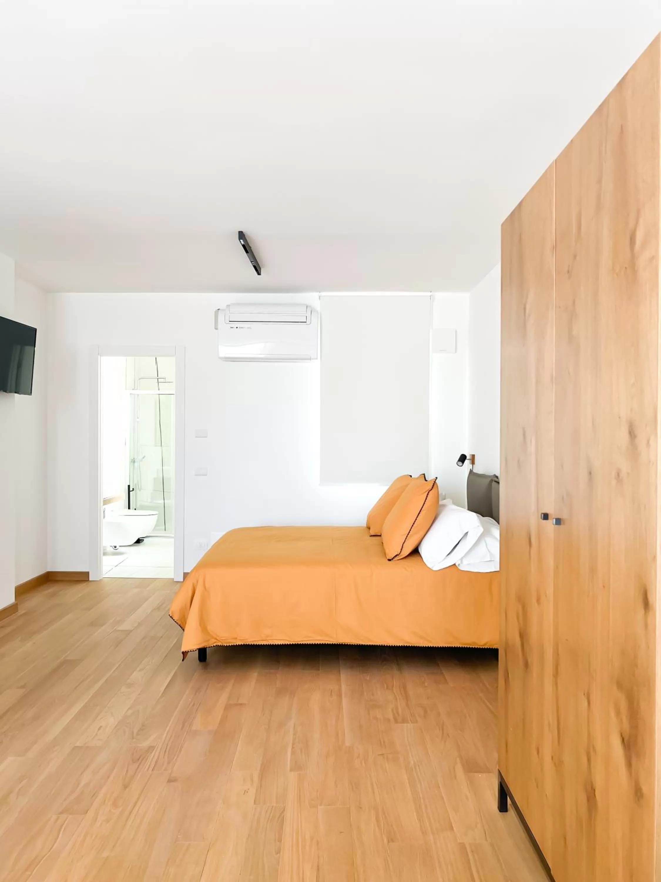 Bed in Glass House - Smart Rooms & Parking