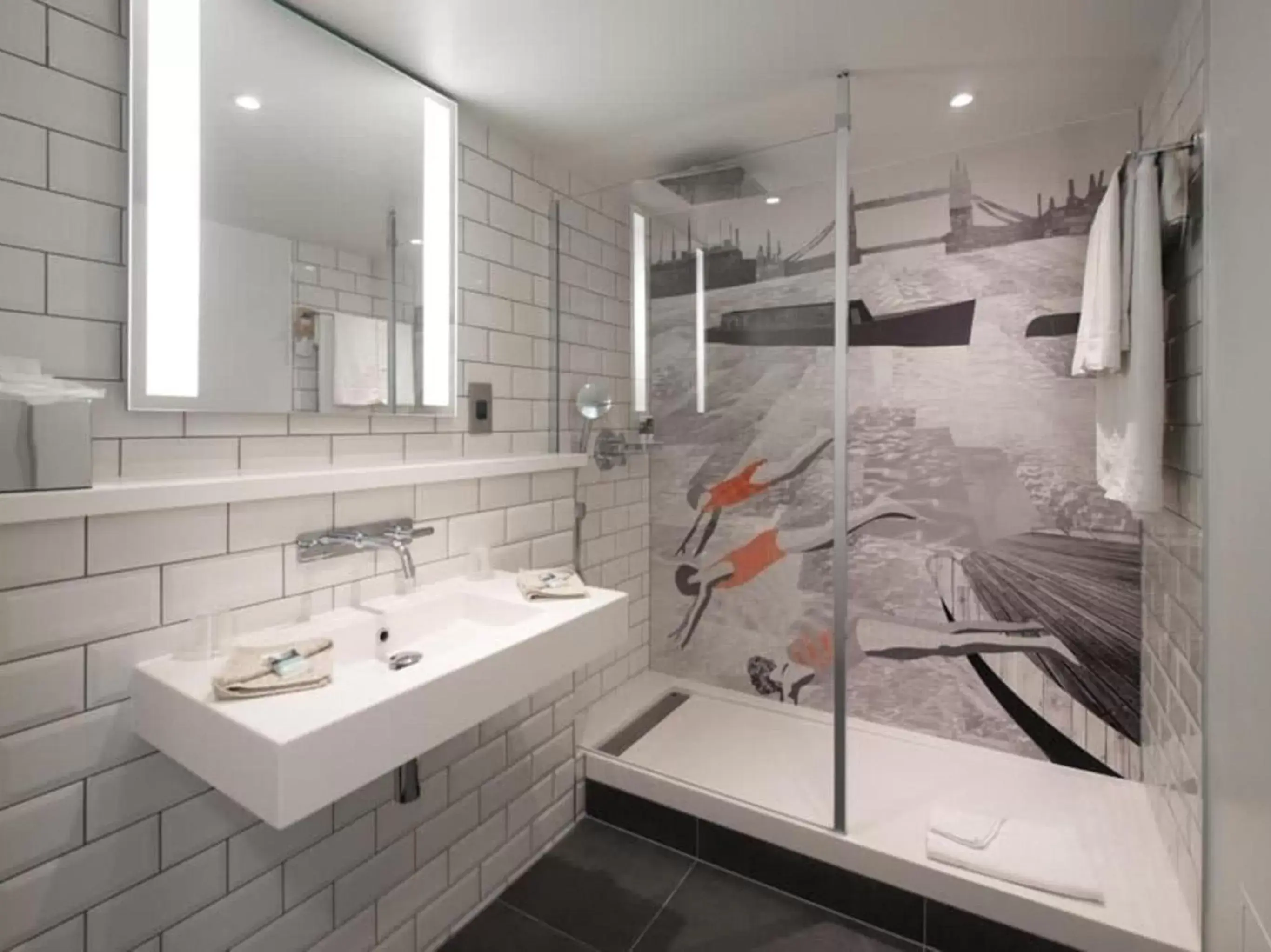Shower, Bathroom in Mercure London Bridge