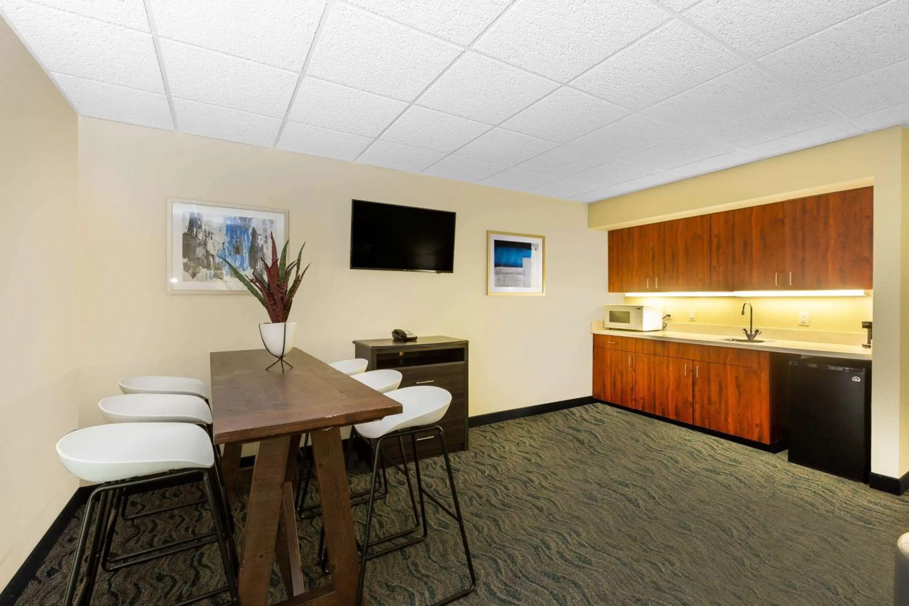 Photo of the whole room, TV/Entertainment Center in Baymont by Wyndham Des Moines Airport