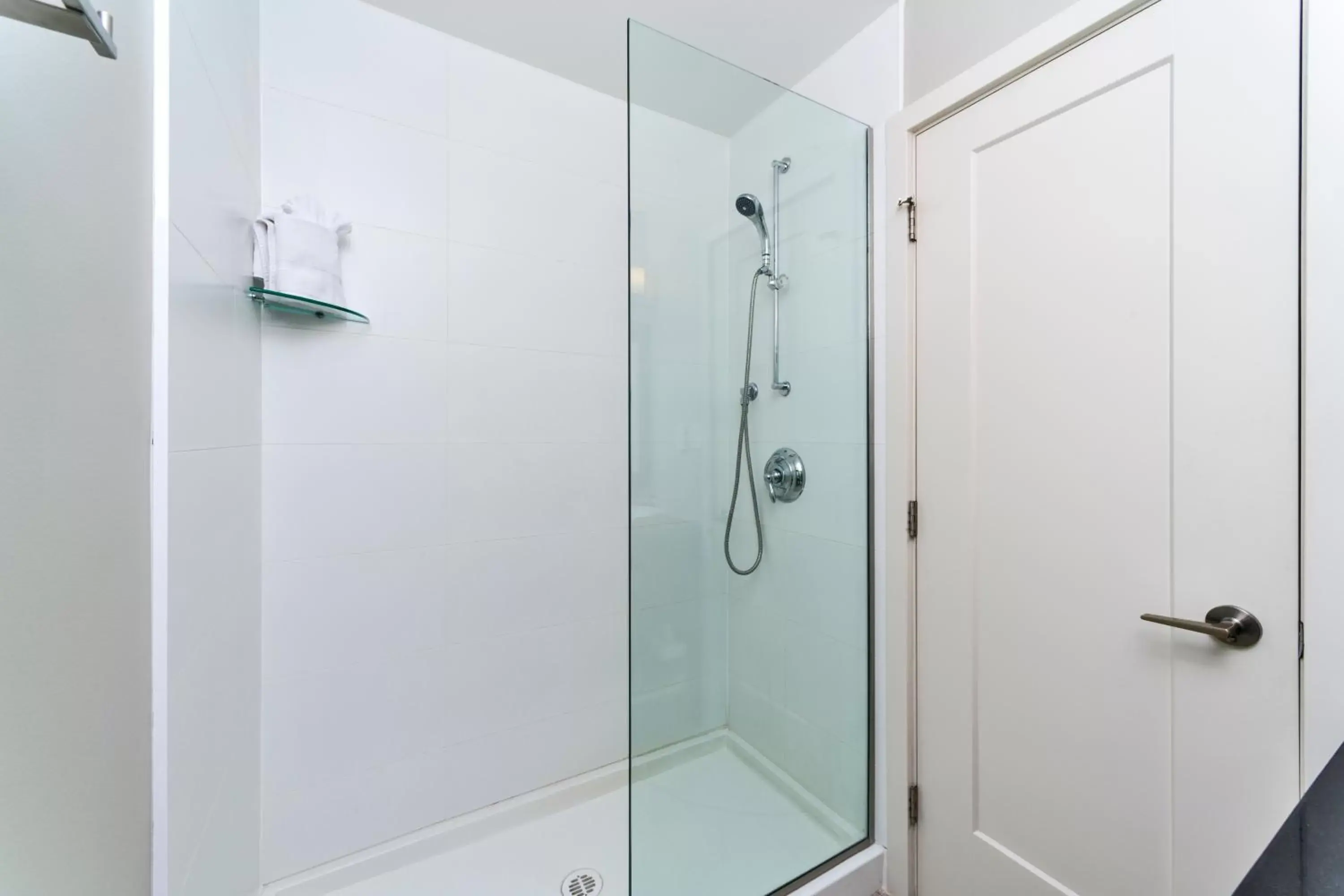 Shower, Bathroom in Ramada by Wyndham Penticton Hotel & Suites