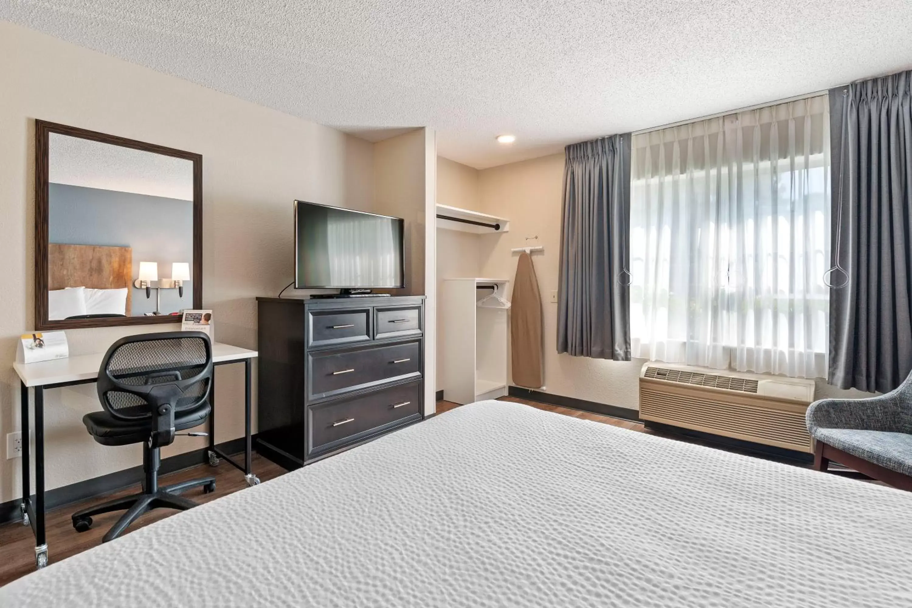 Bed in Extended Stay America Premier Suites - Seattle - Bellevue - Downtown
