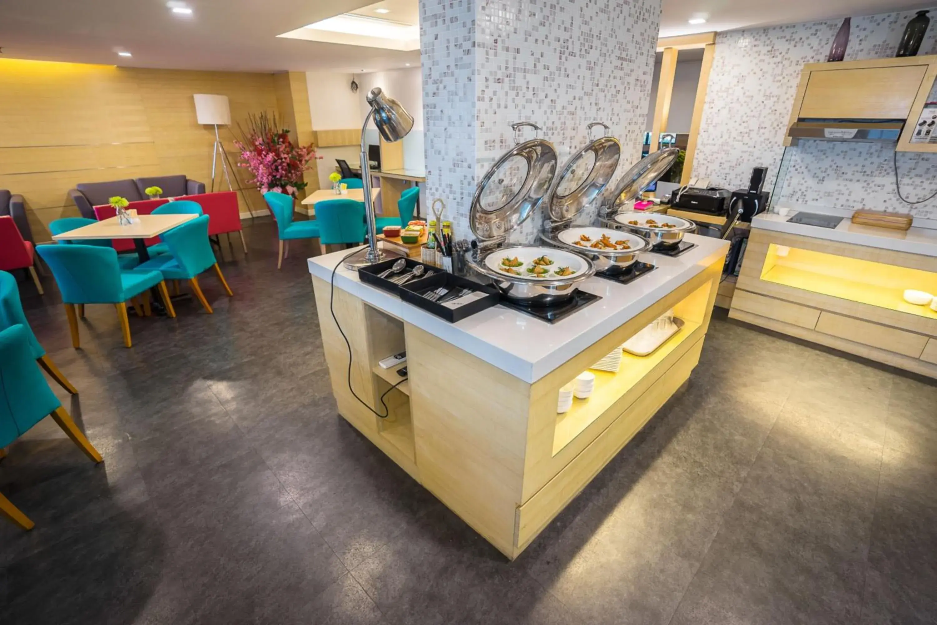 Lounge or bar, Kitchen/Kitchenette in Crystal Crown Hotel Petaling Jaya