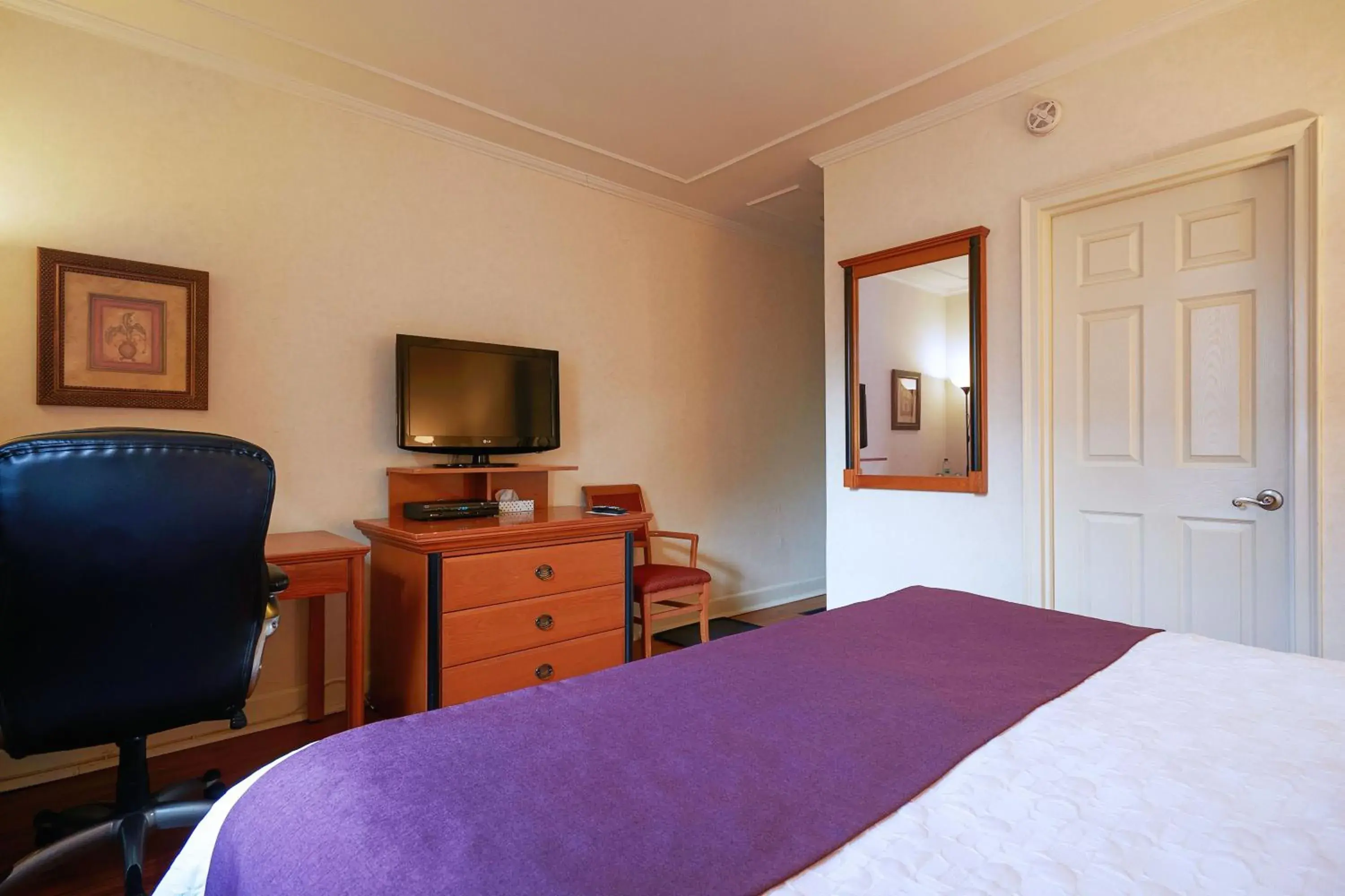 Communal lounge/ TV room, Bed in Hotel St Denis