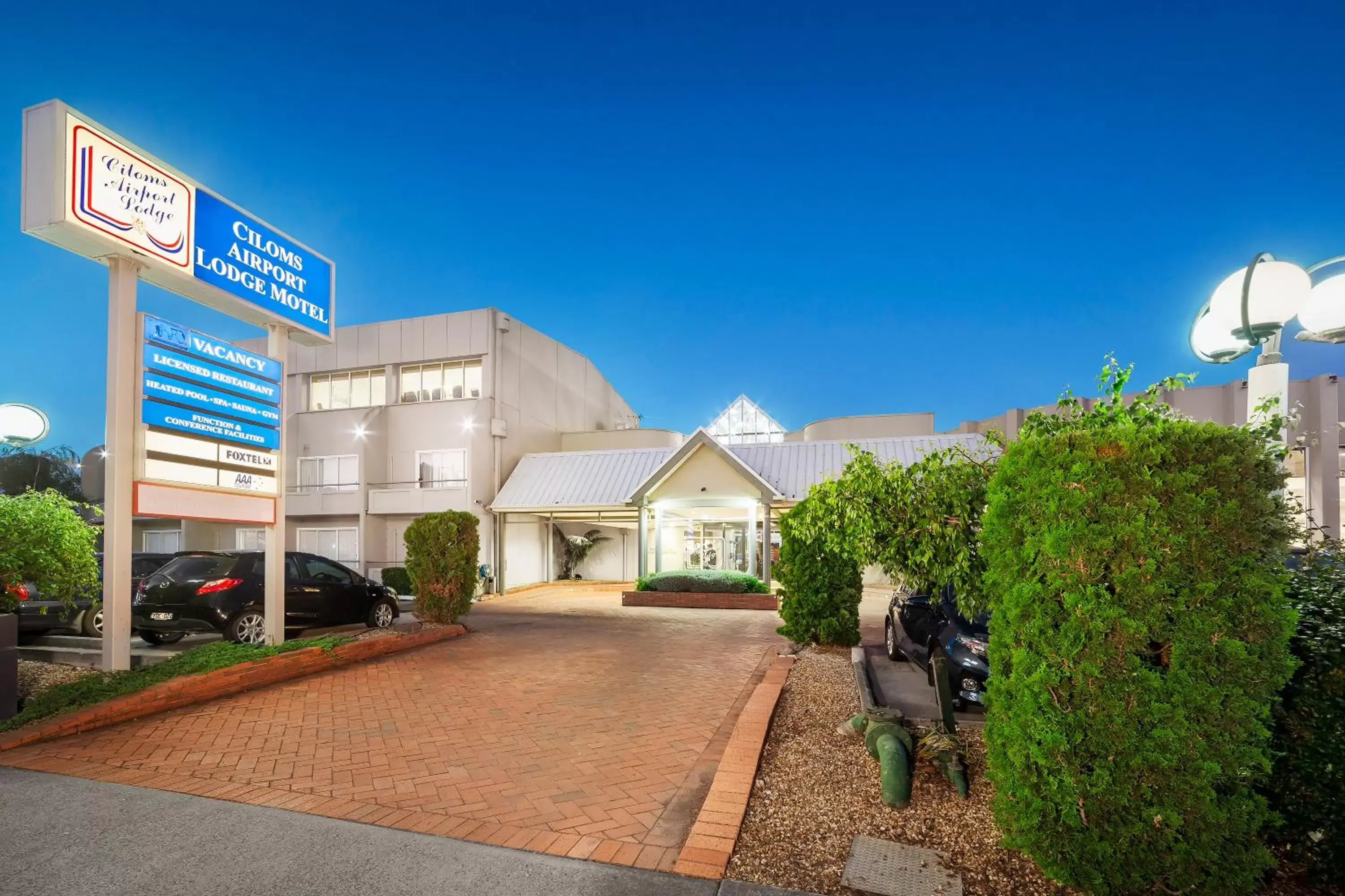 Facade/entrance, Property Building in Ciloms Airport Lodge