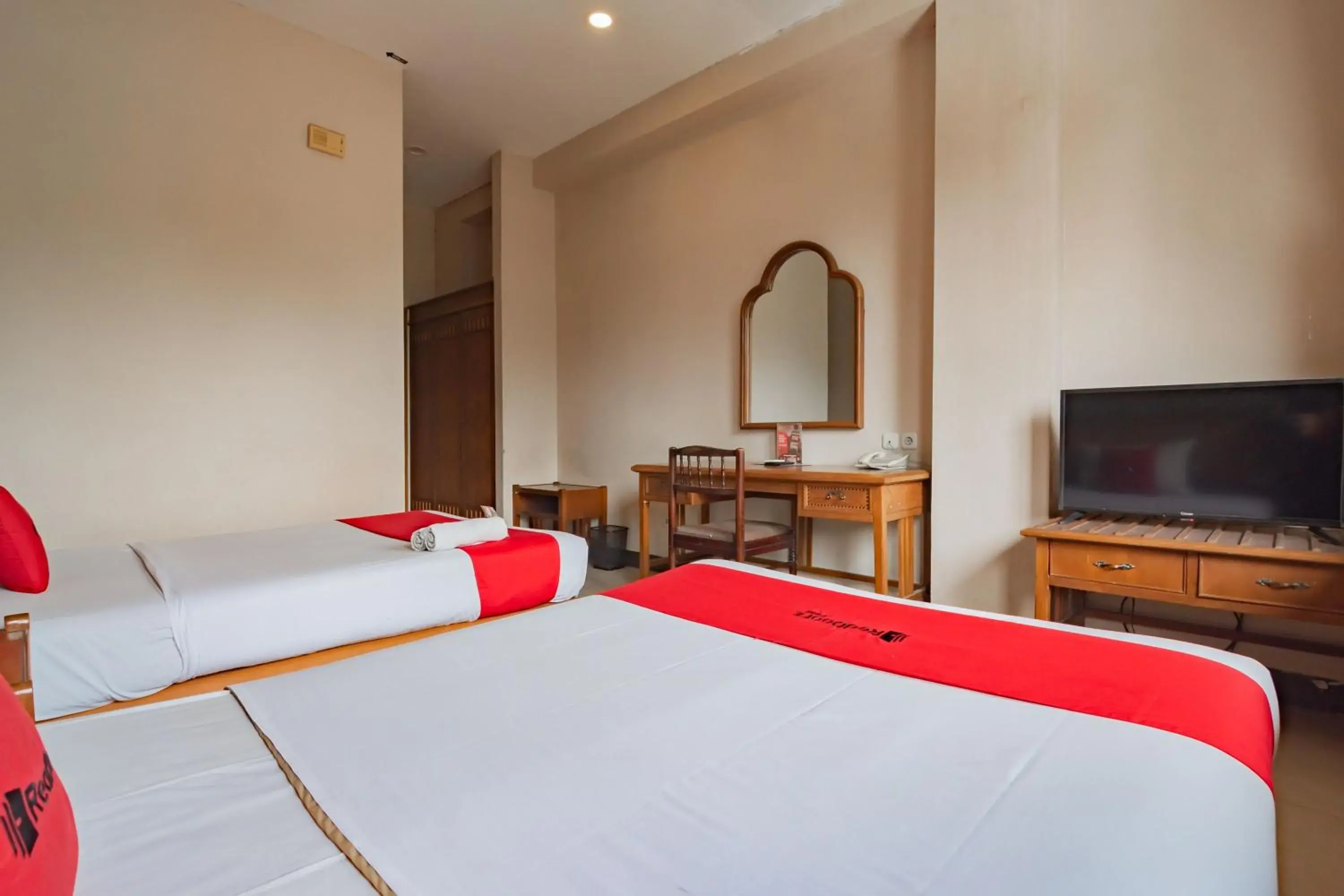Bedroom, Bed in RedDoorz near Institut Teknologi Bandung 2