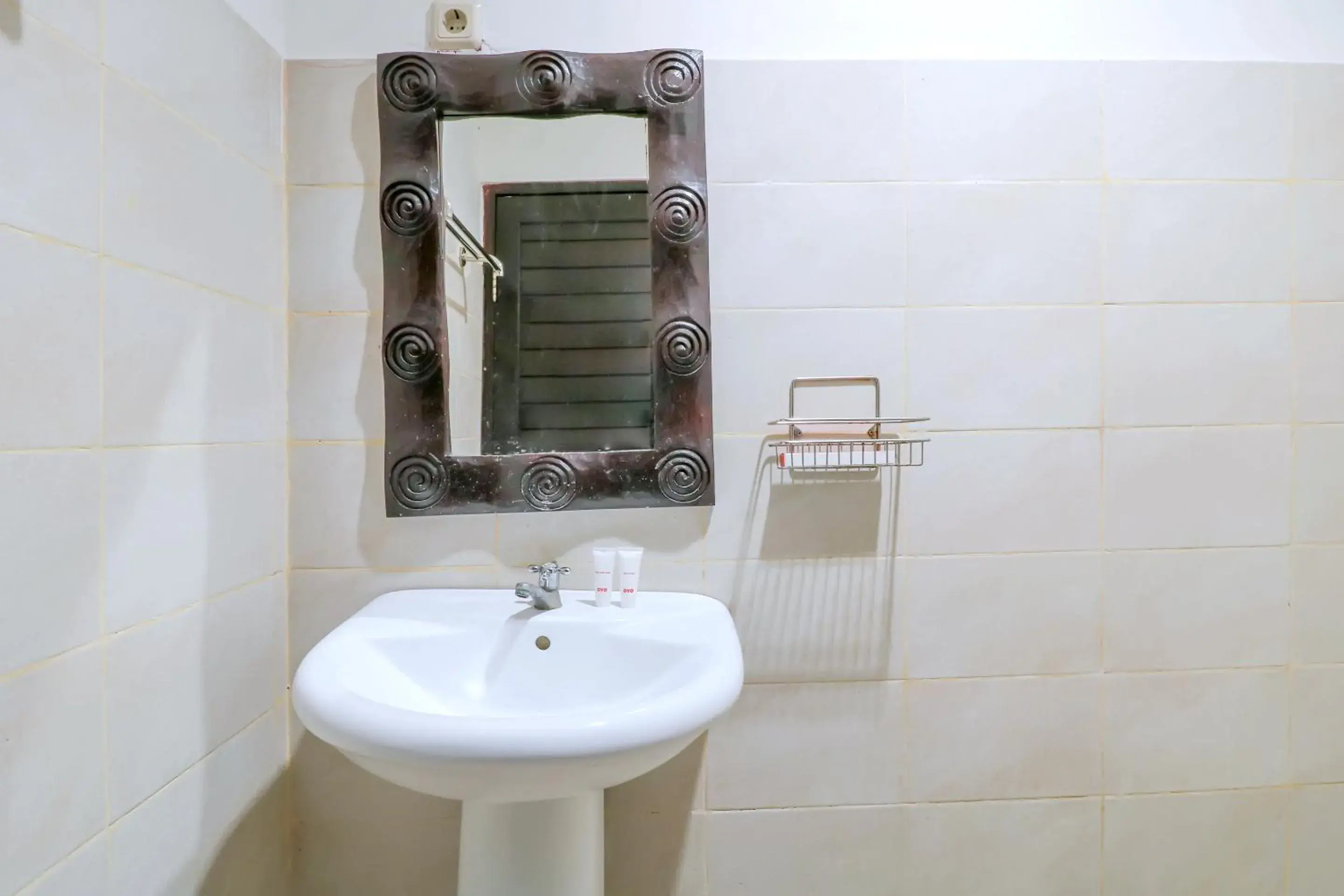 Bathroom in OYO 1666 Grand Pudjawan Hotel