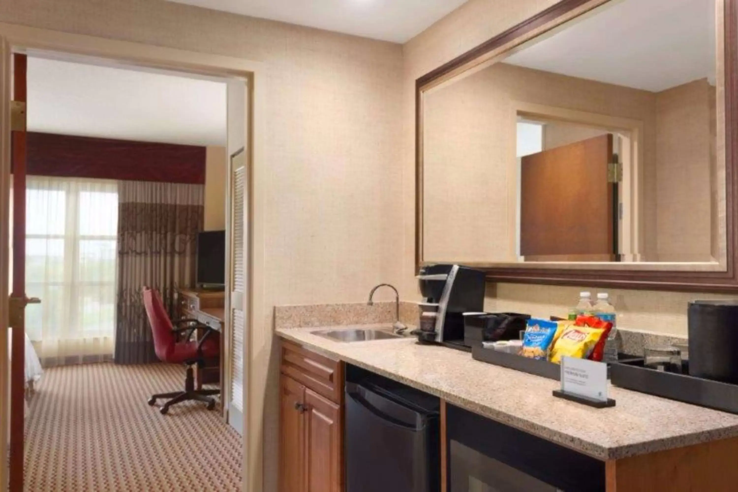 Living room, Kitchen/Kitchenette in Embassy Suites Northwest Arkansas - Hotel, Spa & Convention Center