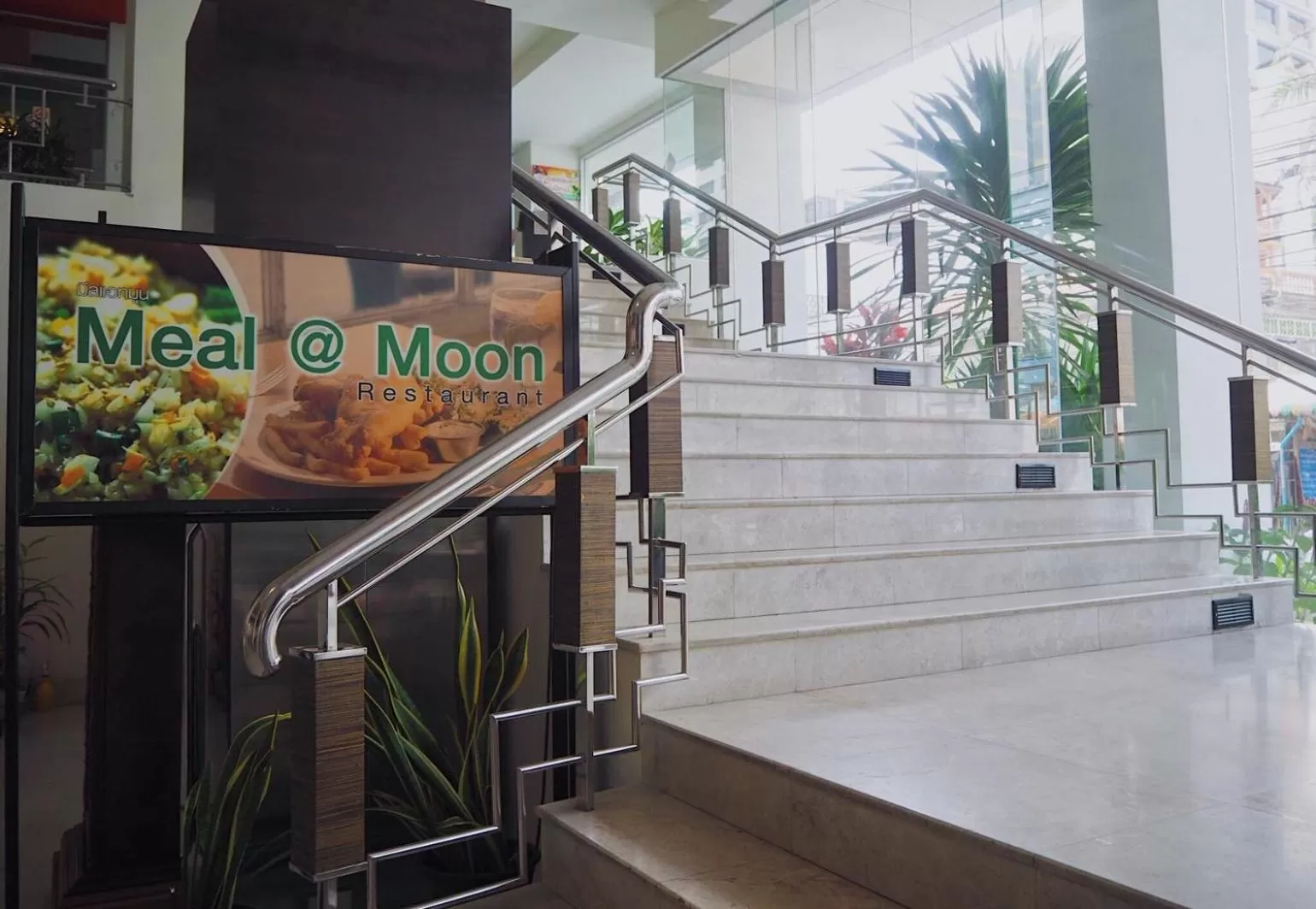 Restaurant/places to eat in Golden Crown Grand Hotel