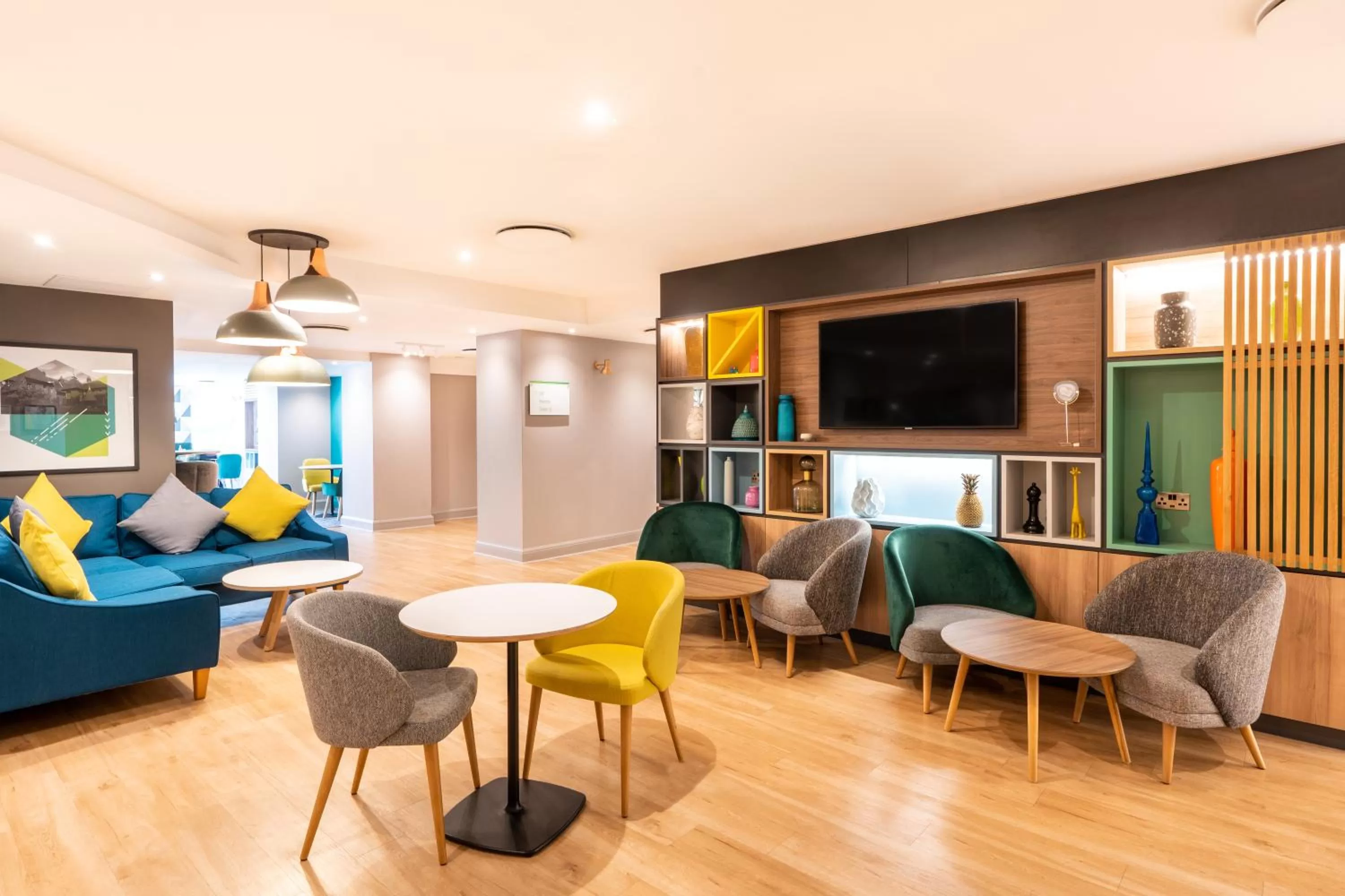 Lounge or bar in Holiday Inn London-Bexley by IHG