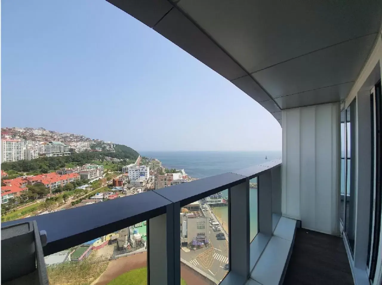 View (from property/room), Balcony/Terrace in Signiel Busan
