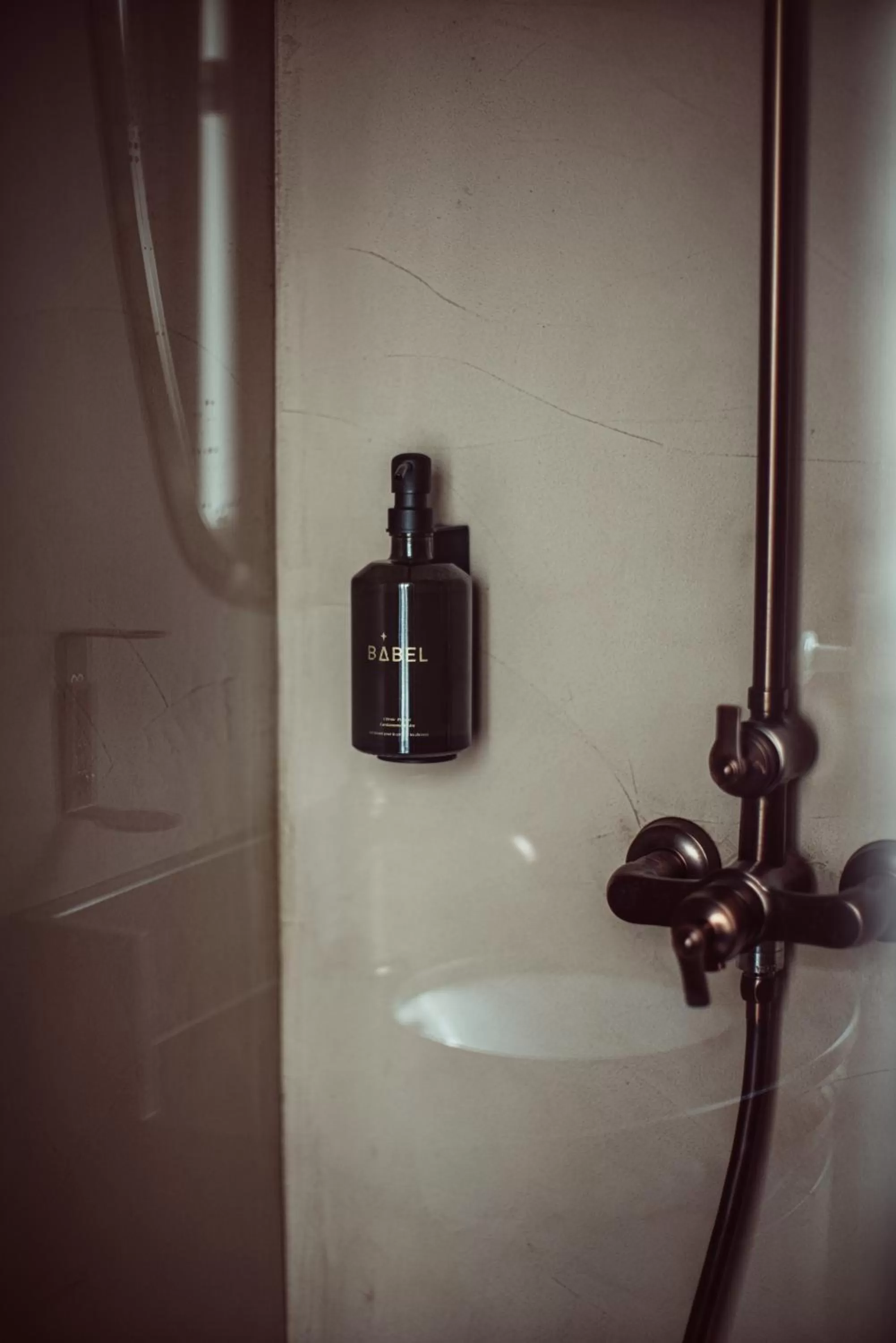 Shower in Babel Belleville