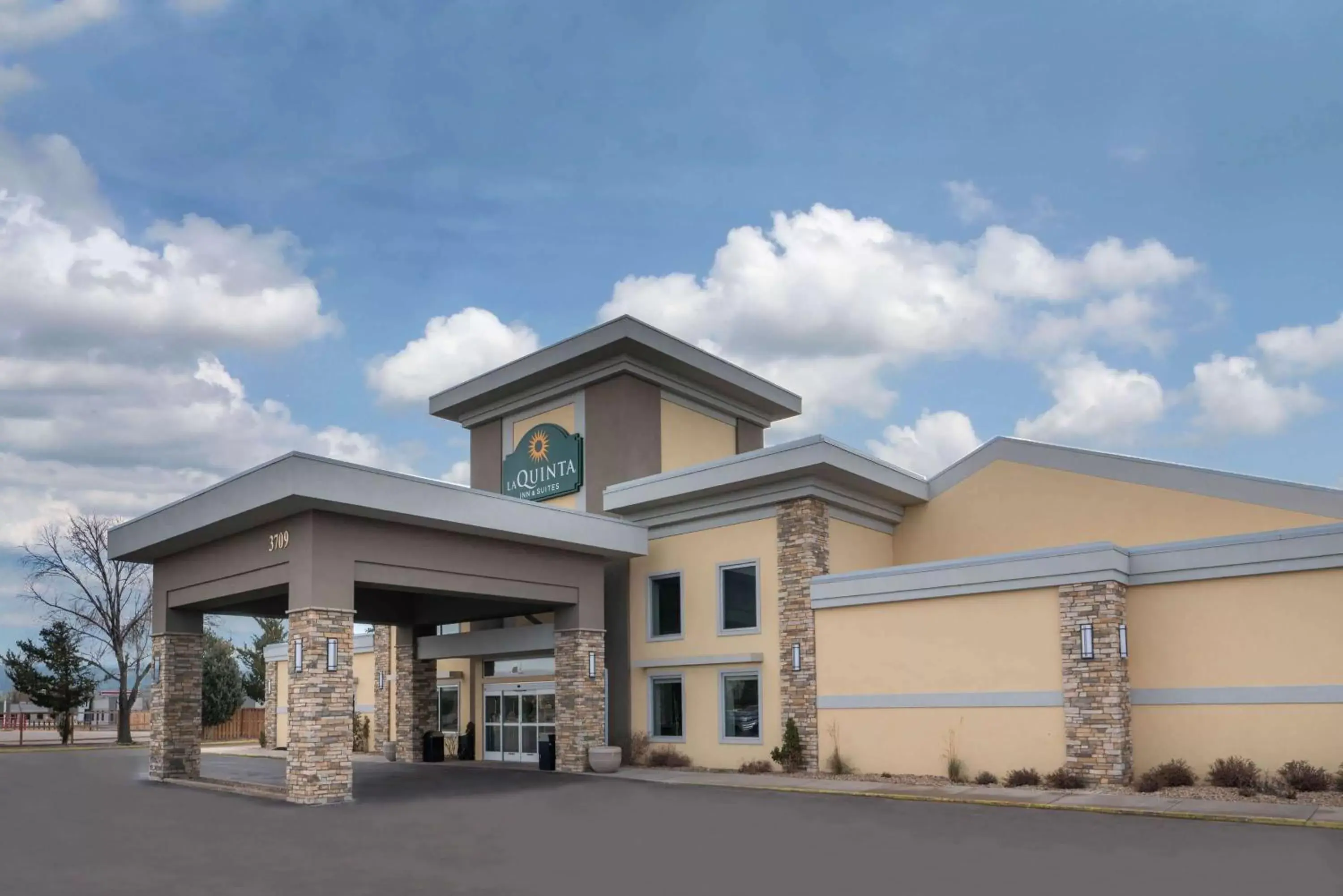 Property Building in La Quinta Inn & Suites by Wyndham Fort Collins, Colorado