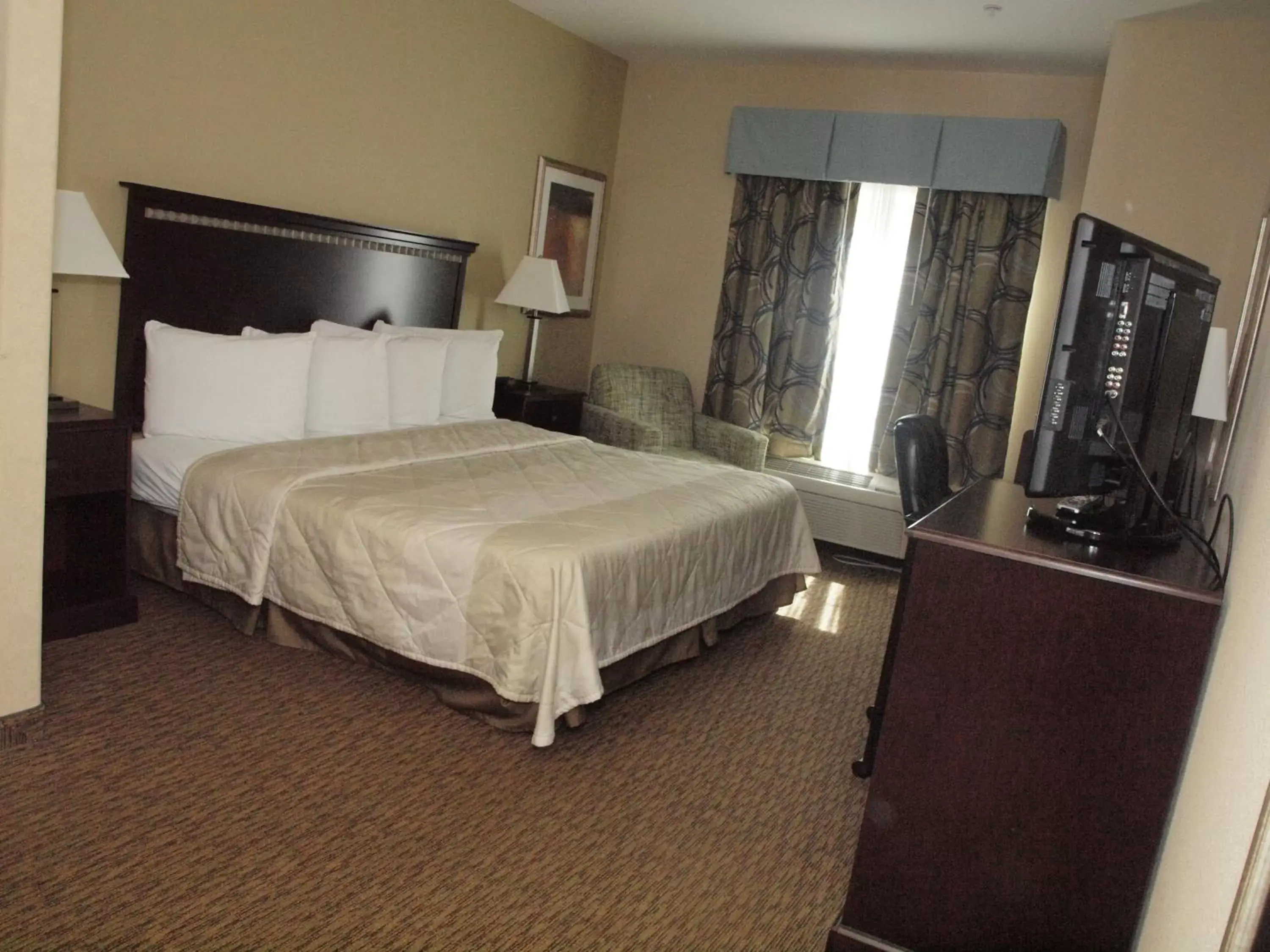 Bed in Magnolia Inn and Suites Pooler