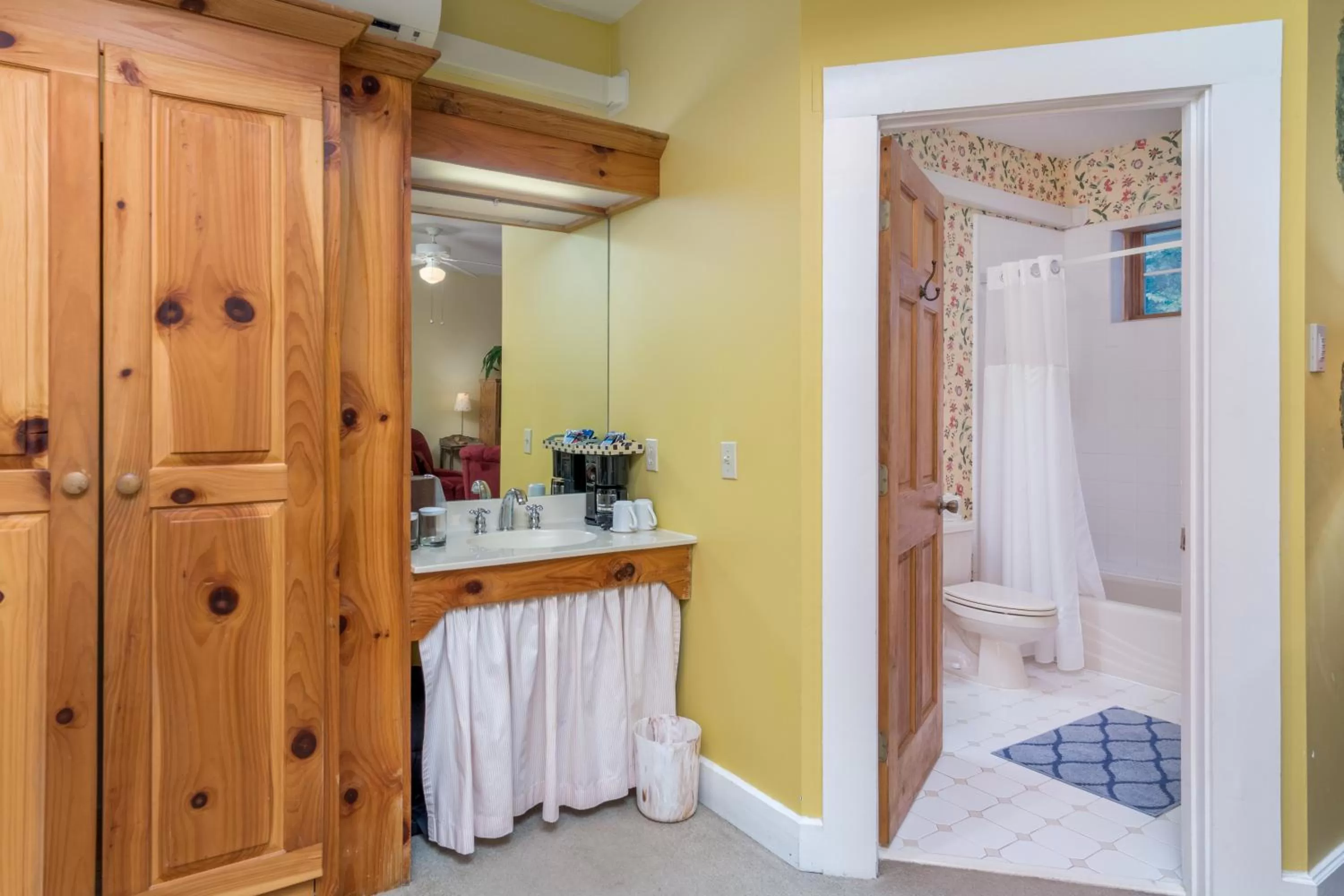 Bathroom in Highland Lake Inn & Resort - Flat Rock