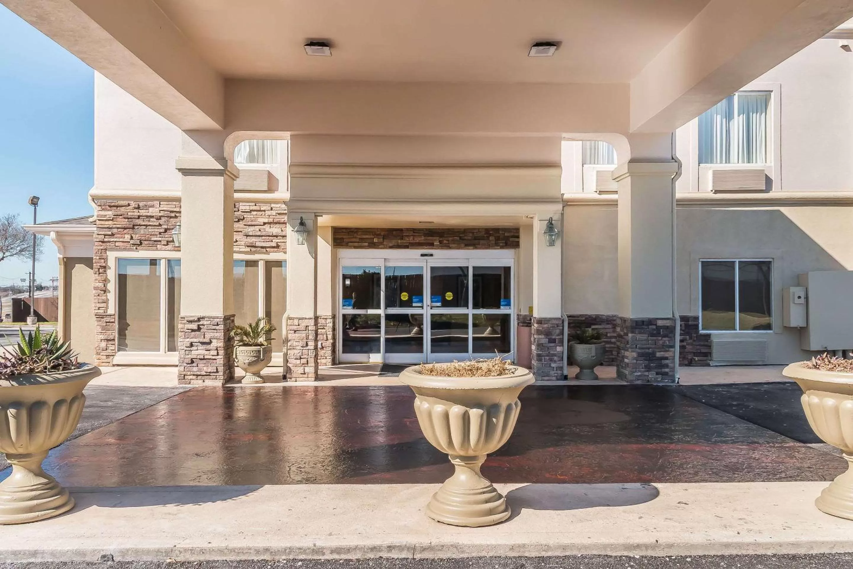 Property building in Comfort Inn near Frost Bank Center