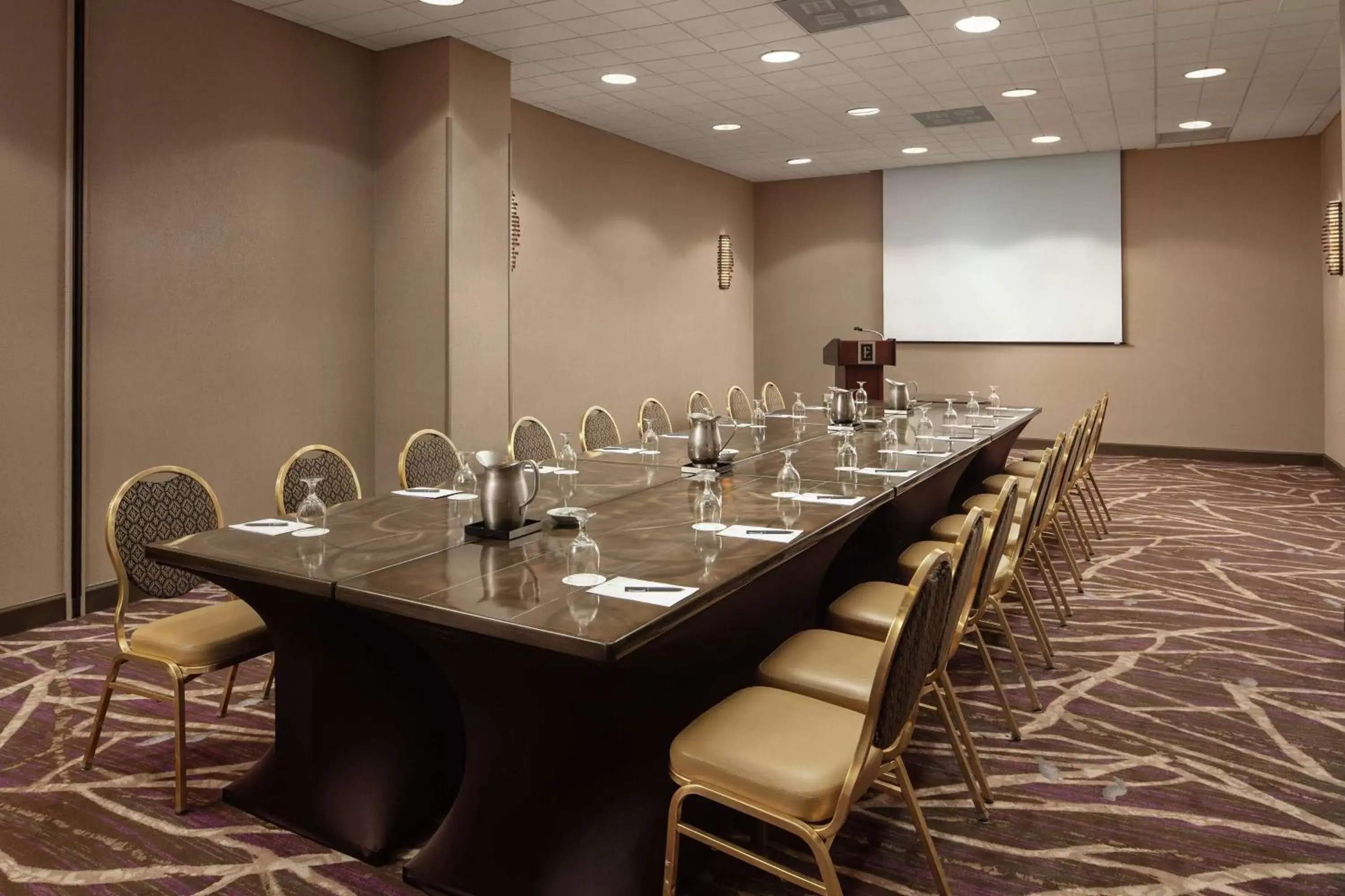 Meeting/conference room in Embassy Suites by Hilton Crystal City National Airport