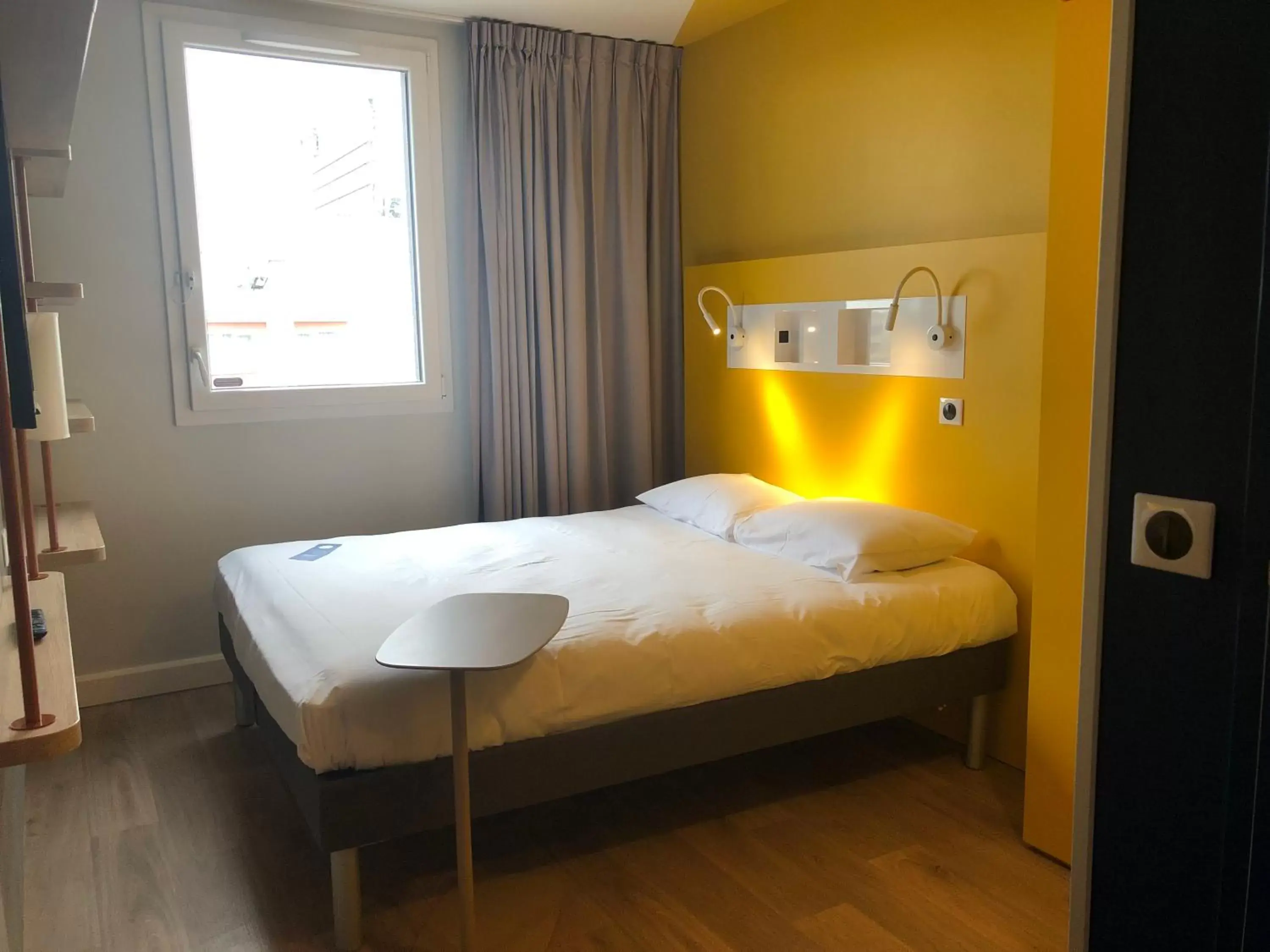 Bedroom, Bed in ibis budget Reims Parc Des Expositions