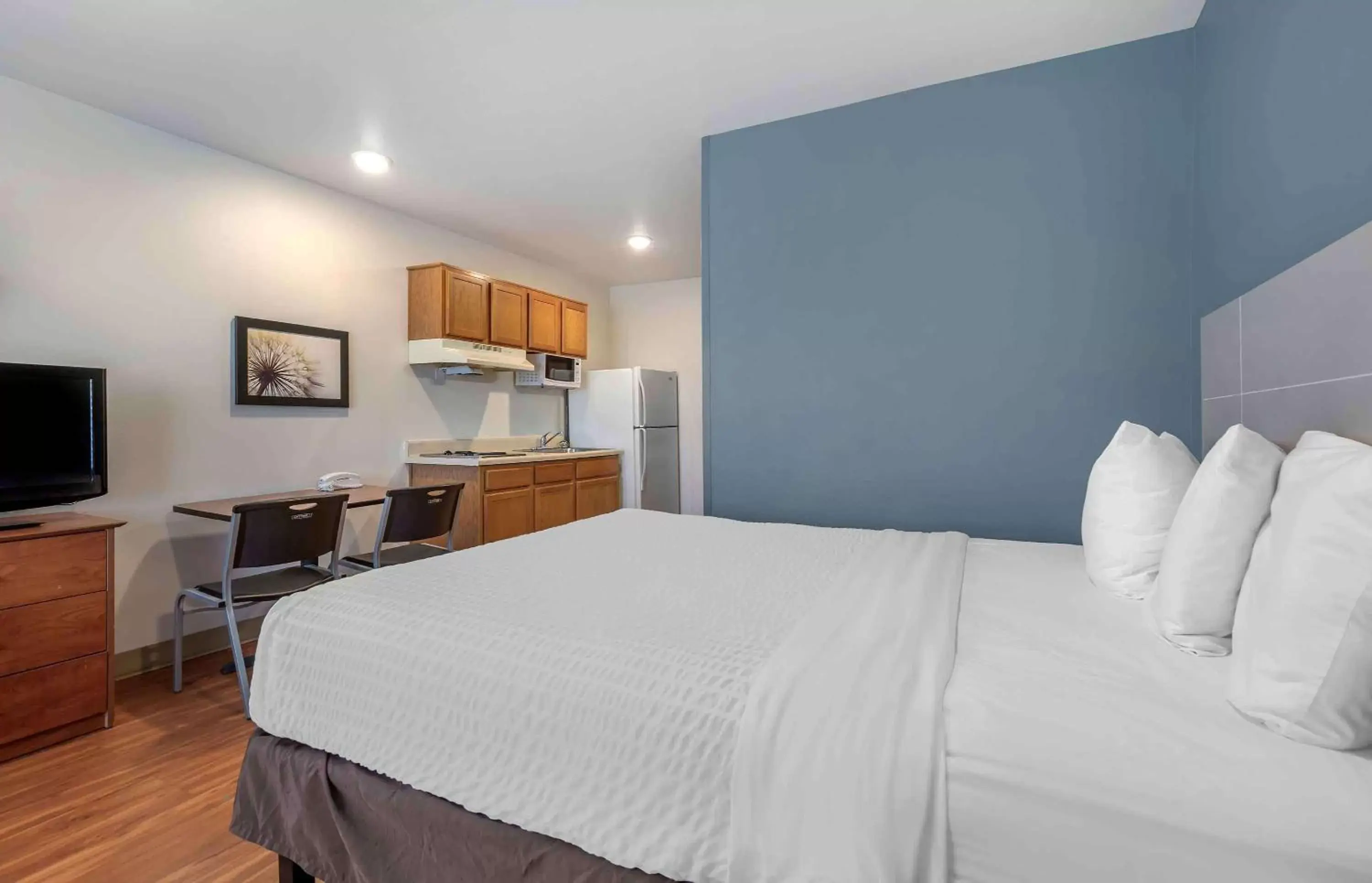 Bedroom, Bed in Extended Stay America Select Suites - Gainesville