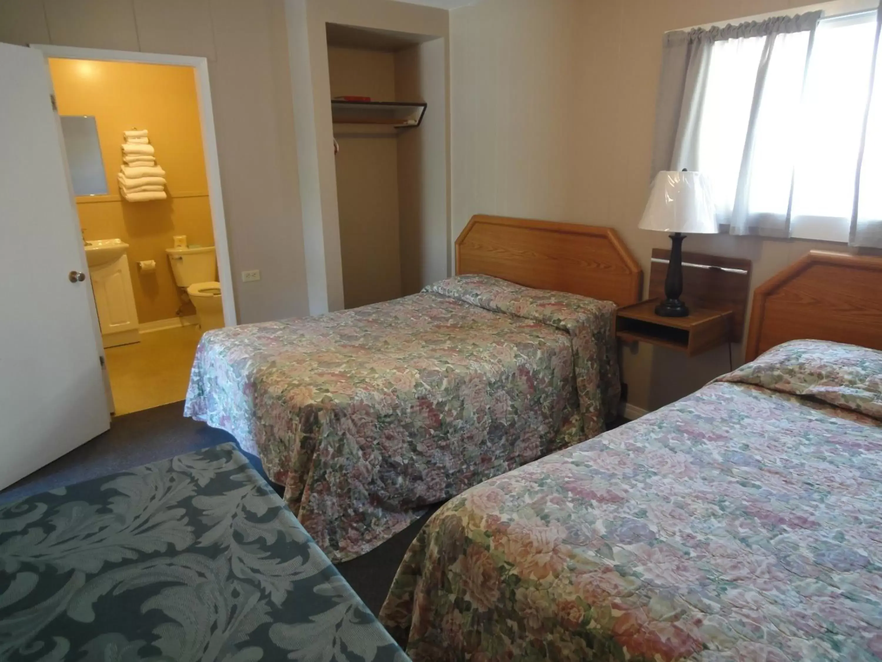 Bathroom, Bed in Apple Tree Inn