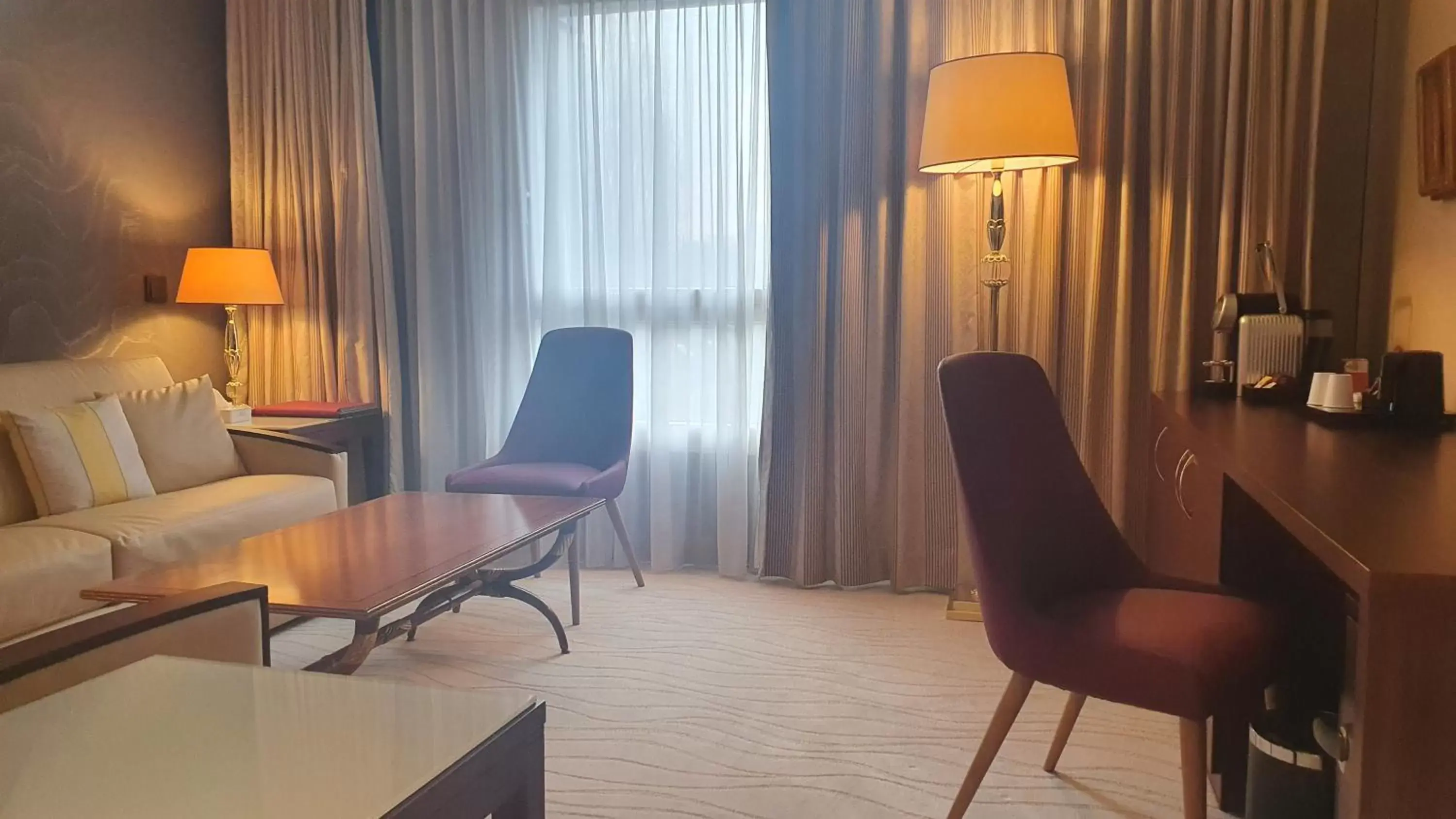 Coffee/tea facilities, Seating Area in Nash Airport Hotel