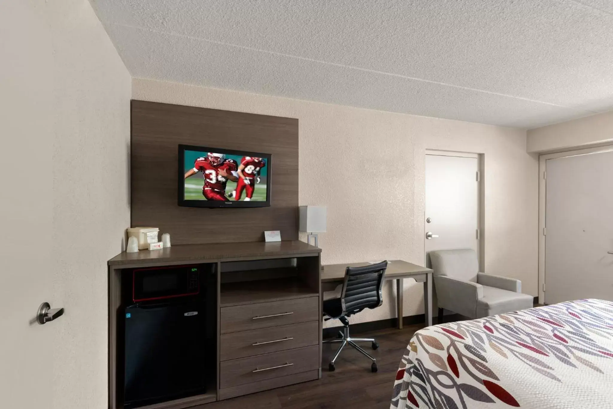 Bedroom, TV/Entertainment Center in Red Roof Inn Binghamton - Johnson City