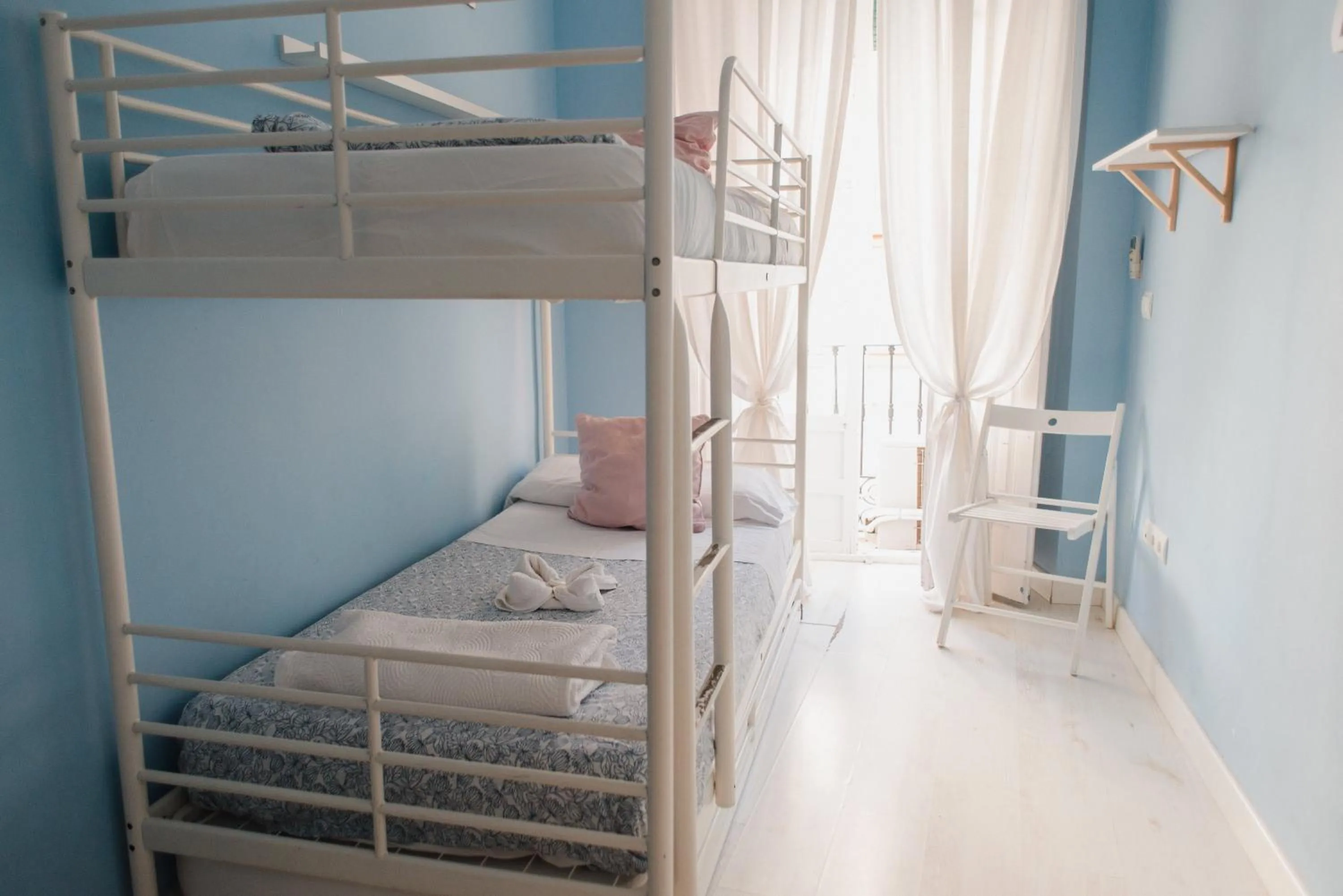 Bunk Bed Room with Private Bathroom in Hostal Vidamia