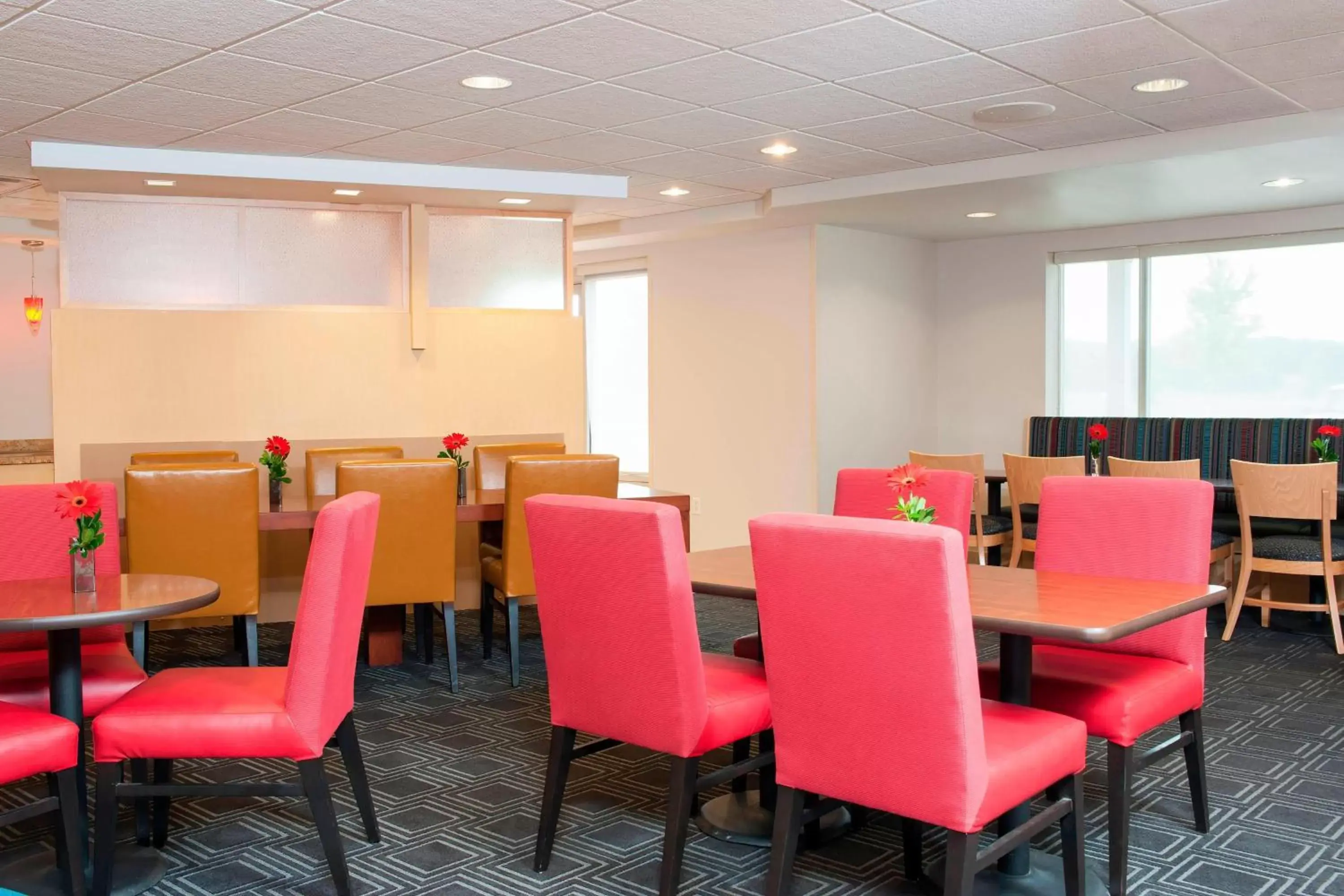 Restaurant/places to eat in TownePlace Suites Des Moines Urbandale