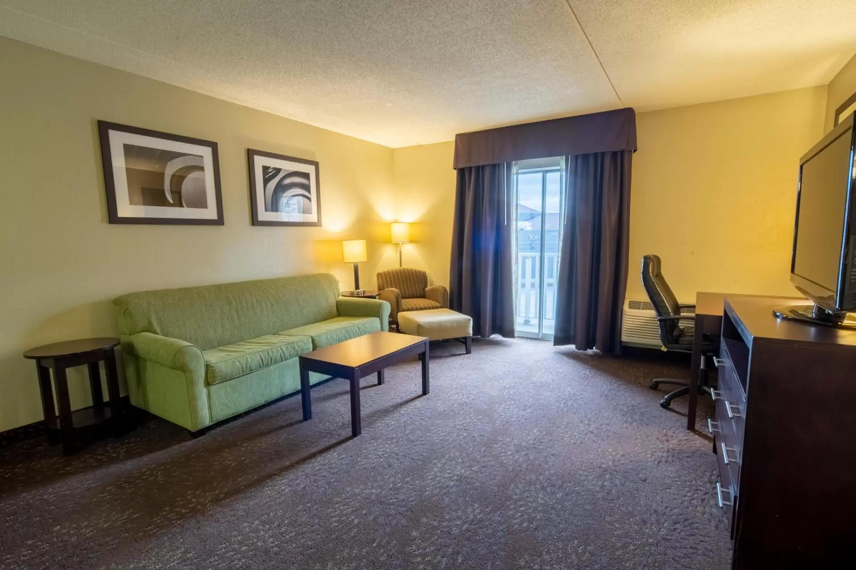 Photo of the whole room, Seating Area in Holiday Inn Express Hotel & Suites Pittsburgh Airport, an IHG Hotel