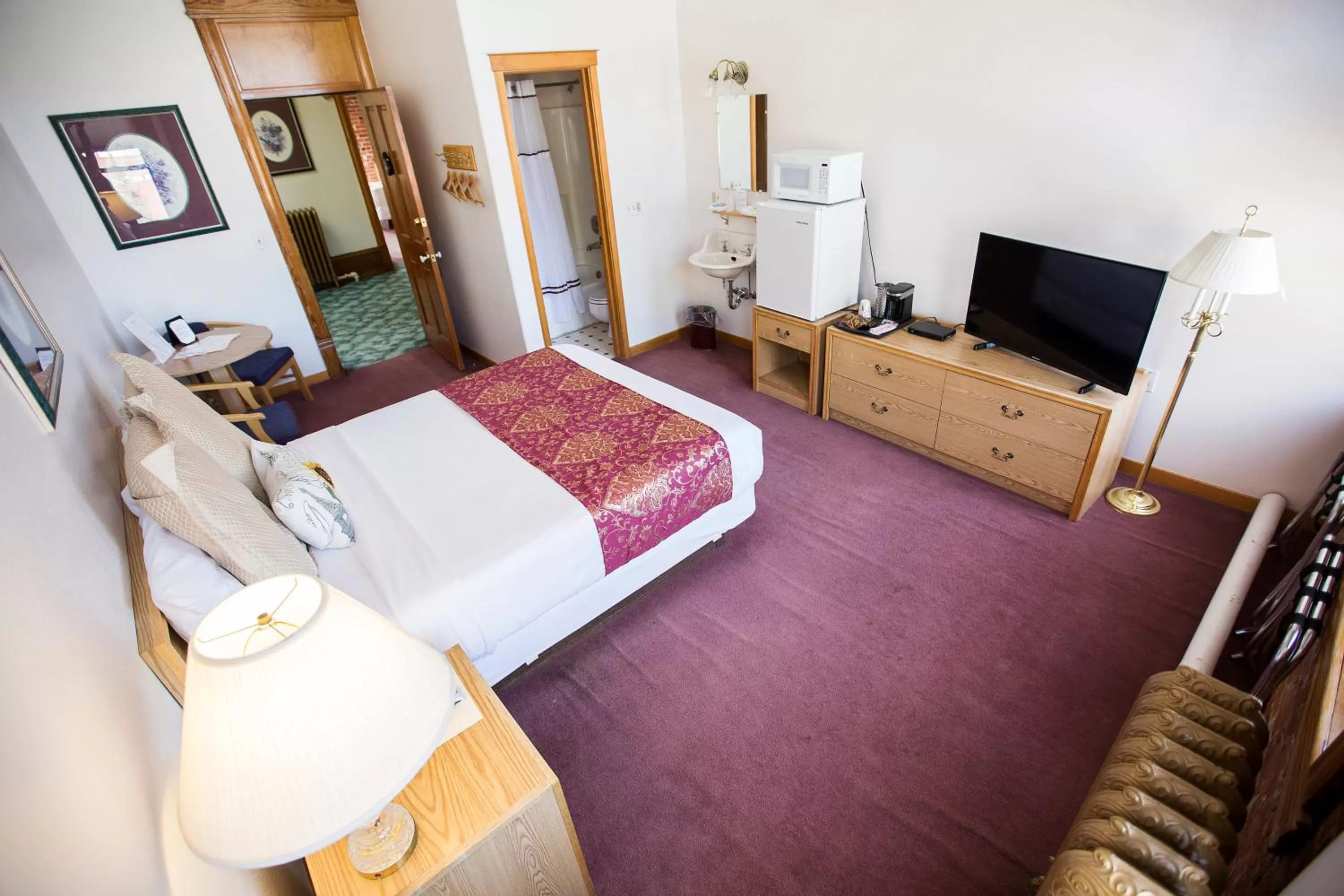 Bed in The Victor Hotel