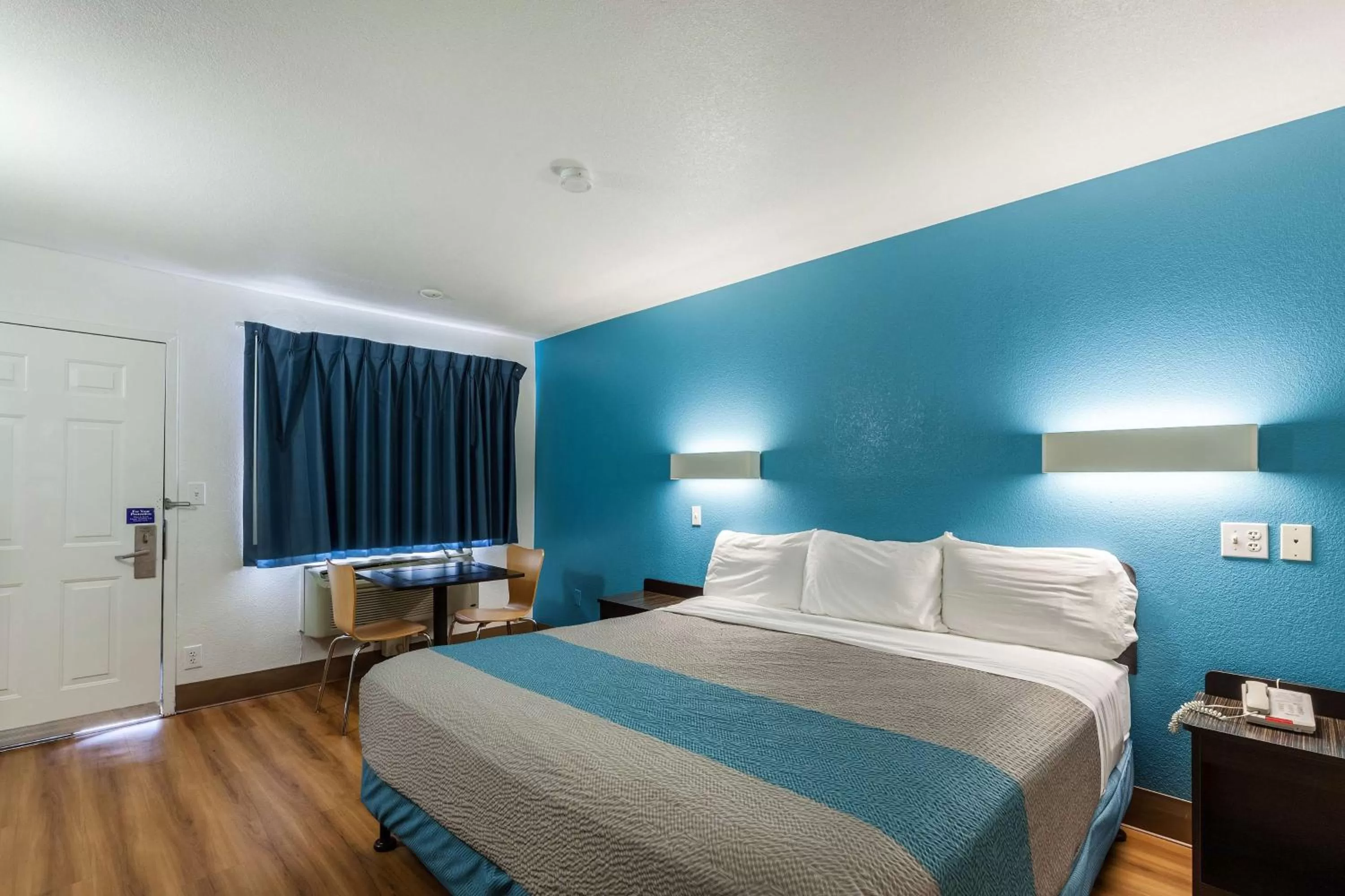 Deluxe King Room in Motel 6-Webster, TX - Houston - Nasa Lake