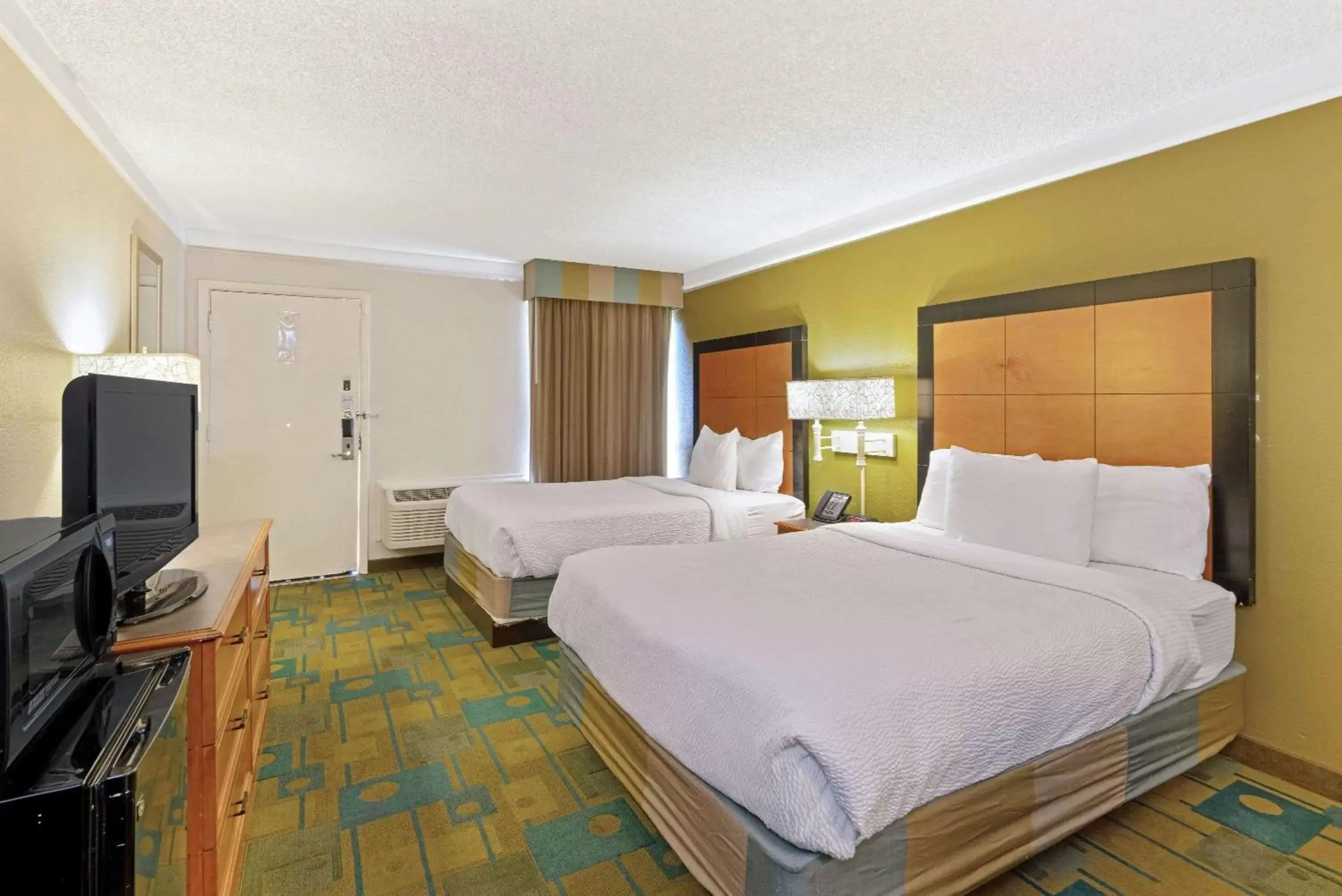 Photo of the whole room, Bed in La Quinta Inn by Wyndham Phoenix North