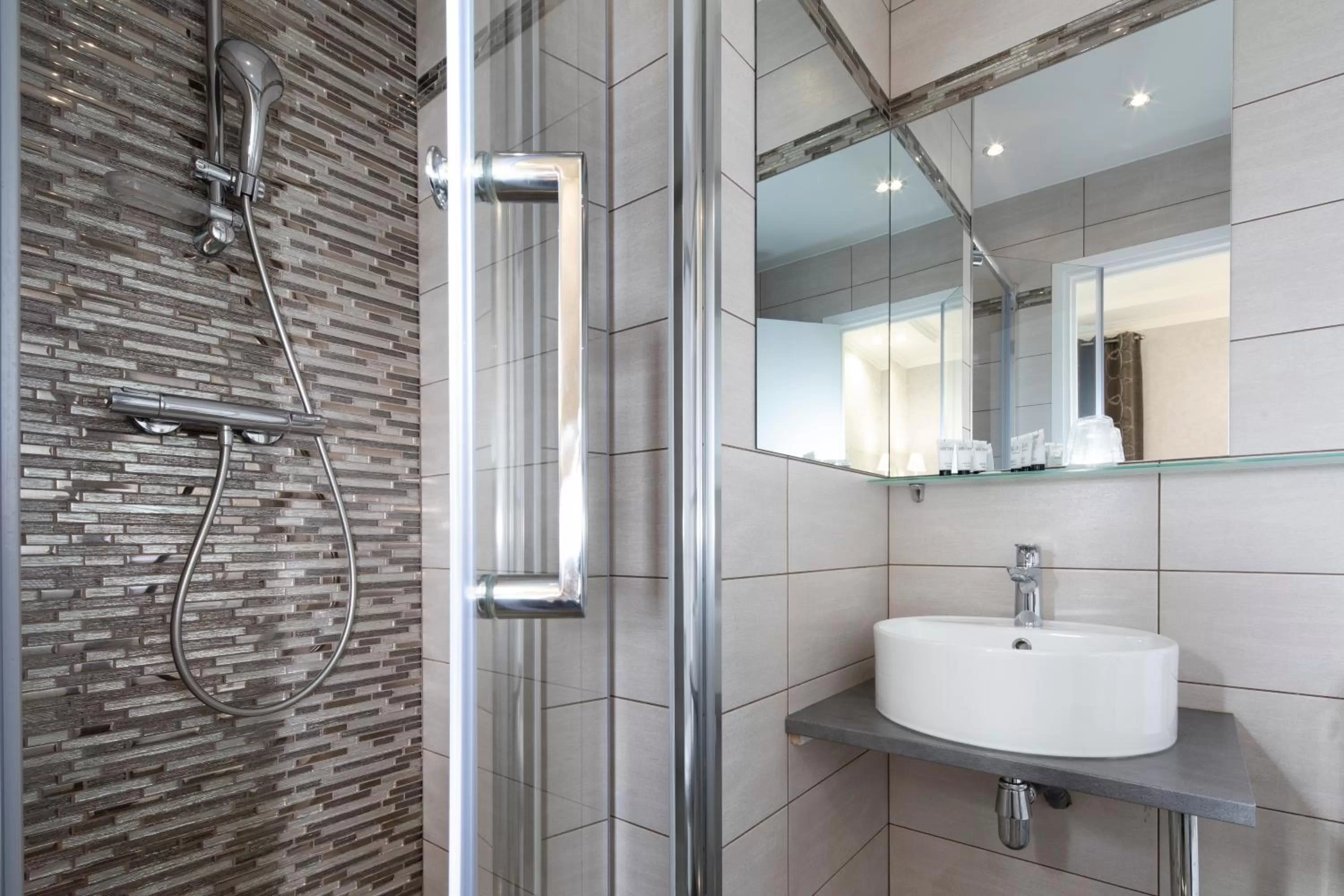 Shower in Hôtel de Genève