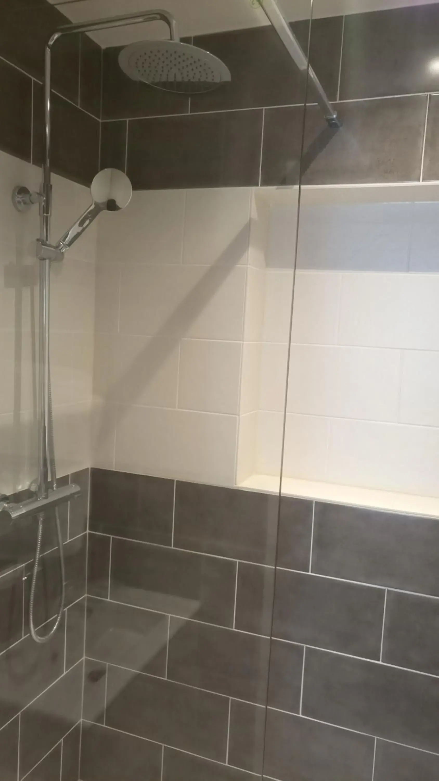 Shower, Bathroom in Hôtel De La Perdrix Rouge
