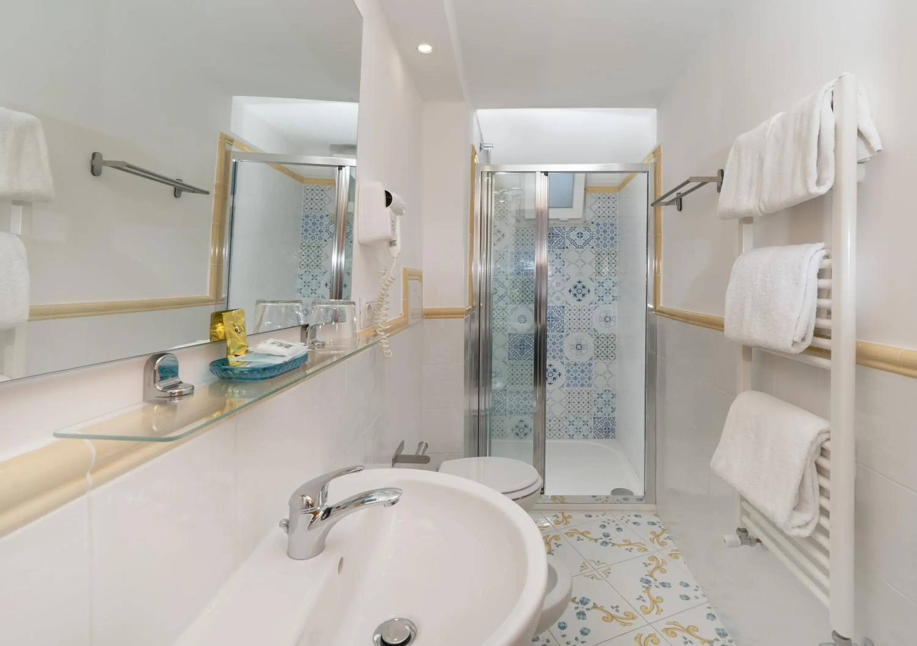 Shower, Bathroom in Hotel Il Girasole