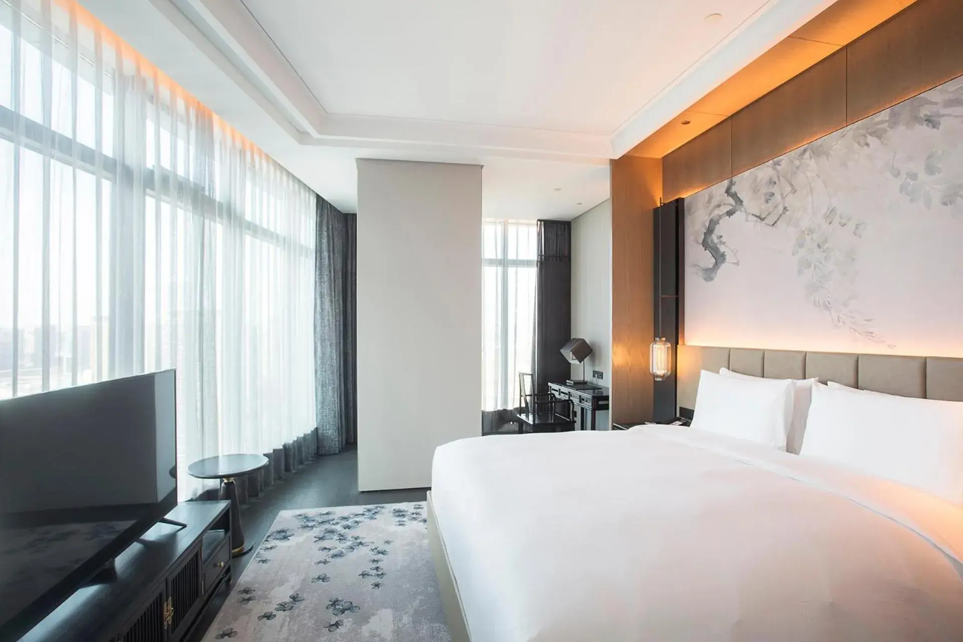 Photo of the whole room, Bed in Sofitel Hangzhou Yingguan