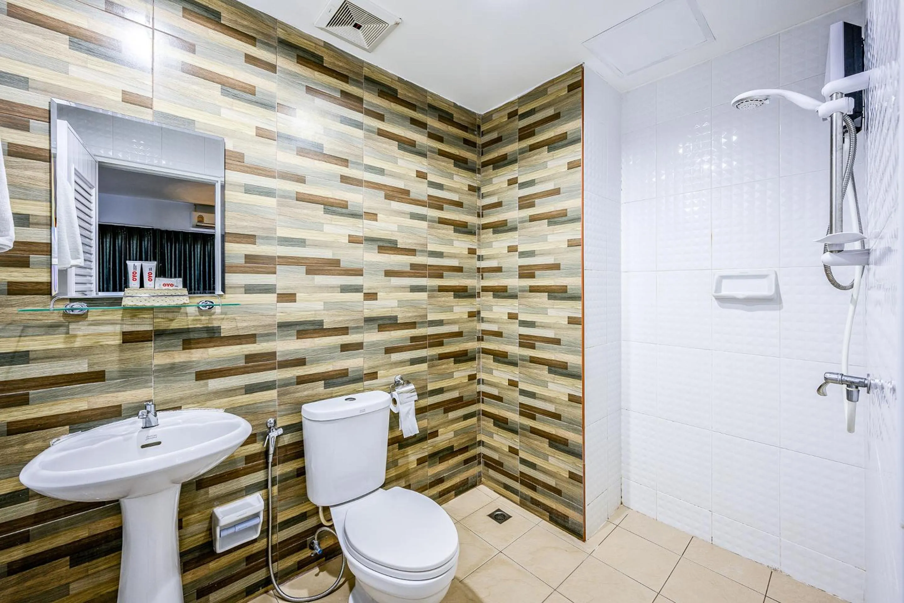 Shower in Naiyang Place - Phuket Airport