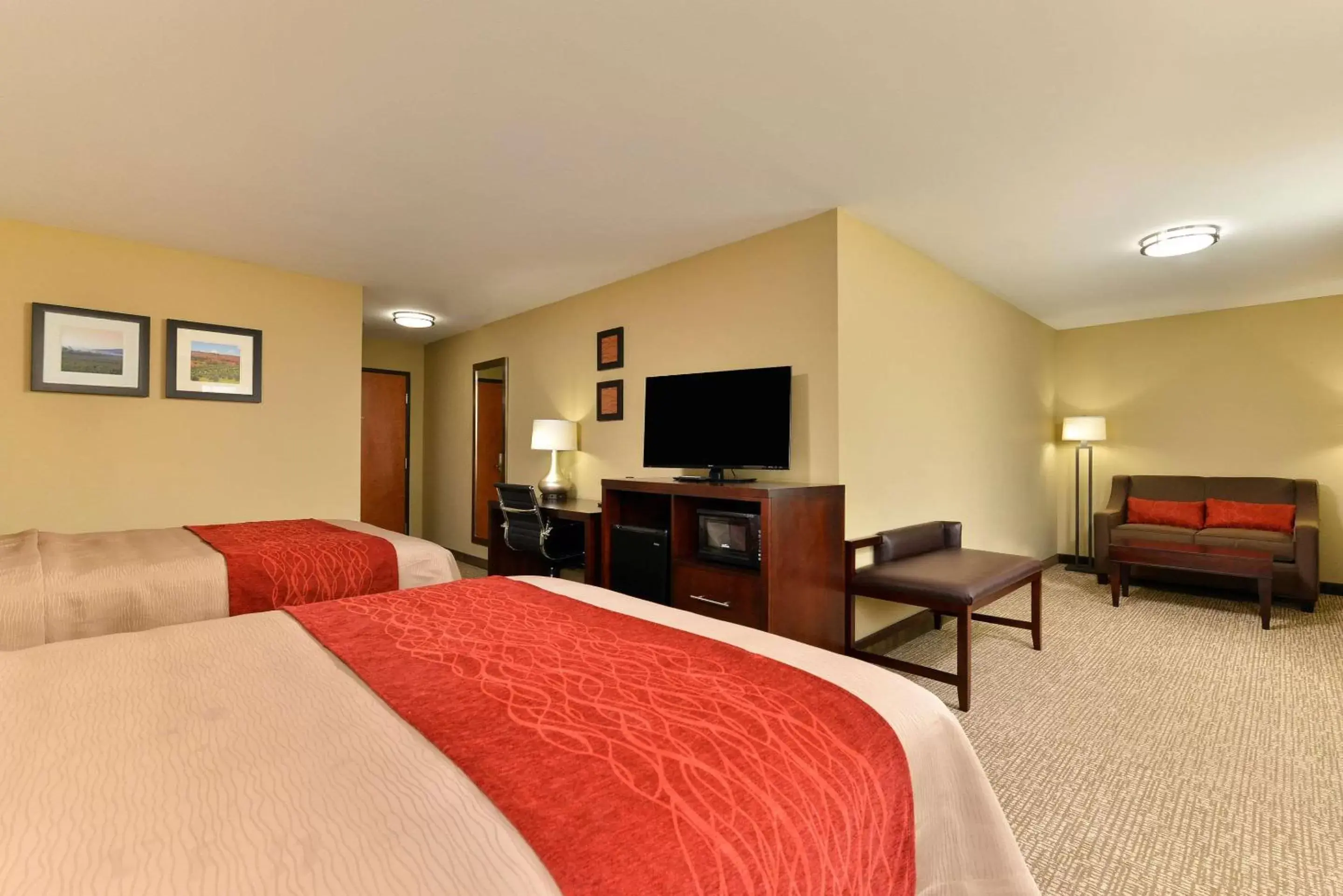 Photo of the whole room, TV/Entertainment Center in Comfort Inn and Suites Manheim