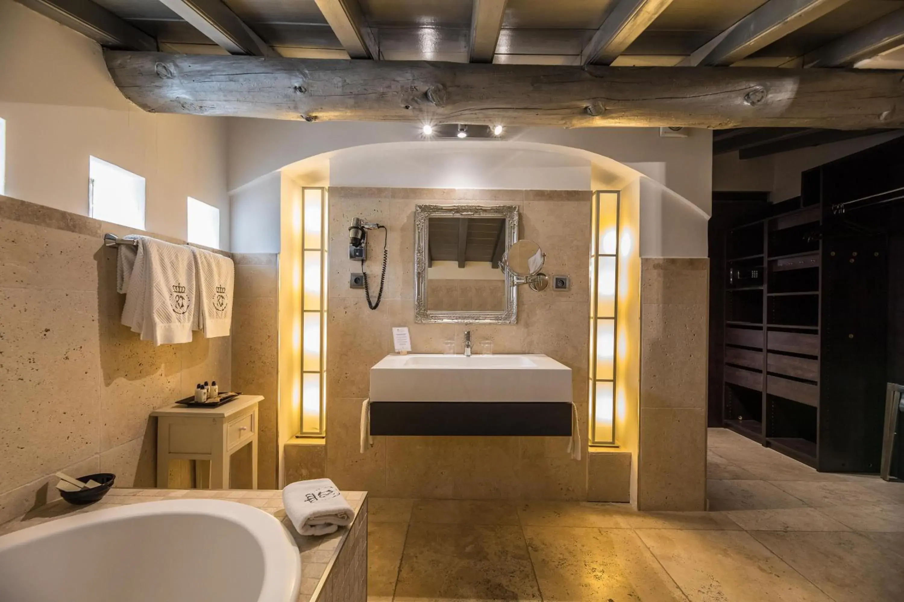 Bathroom in Hôtel Le Roi Théodore & Spa