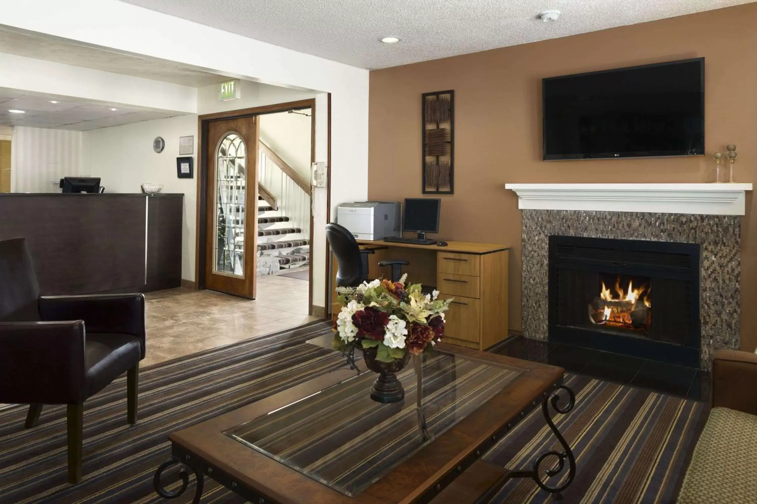 Lobby or reception, TV/Entertainment Center in Hawthorn Suites - Fort Wayne