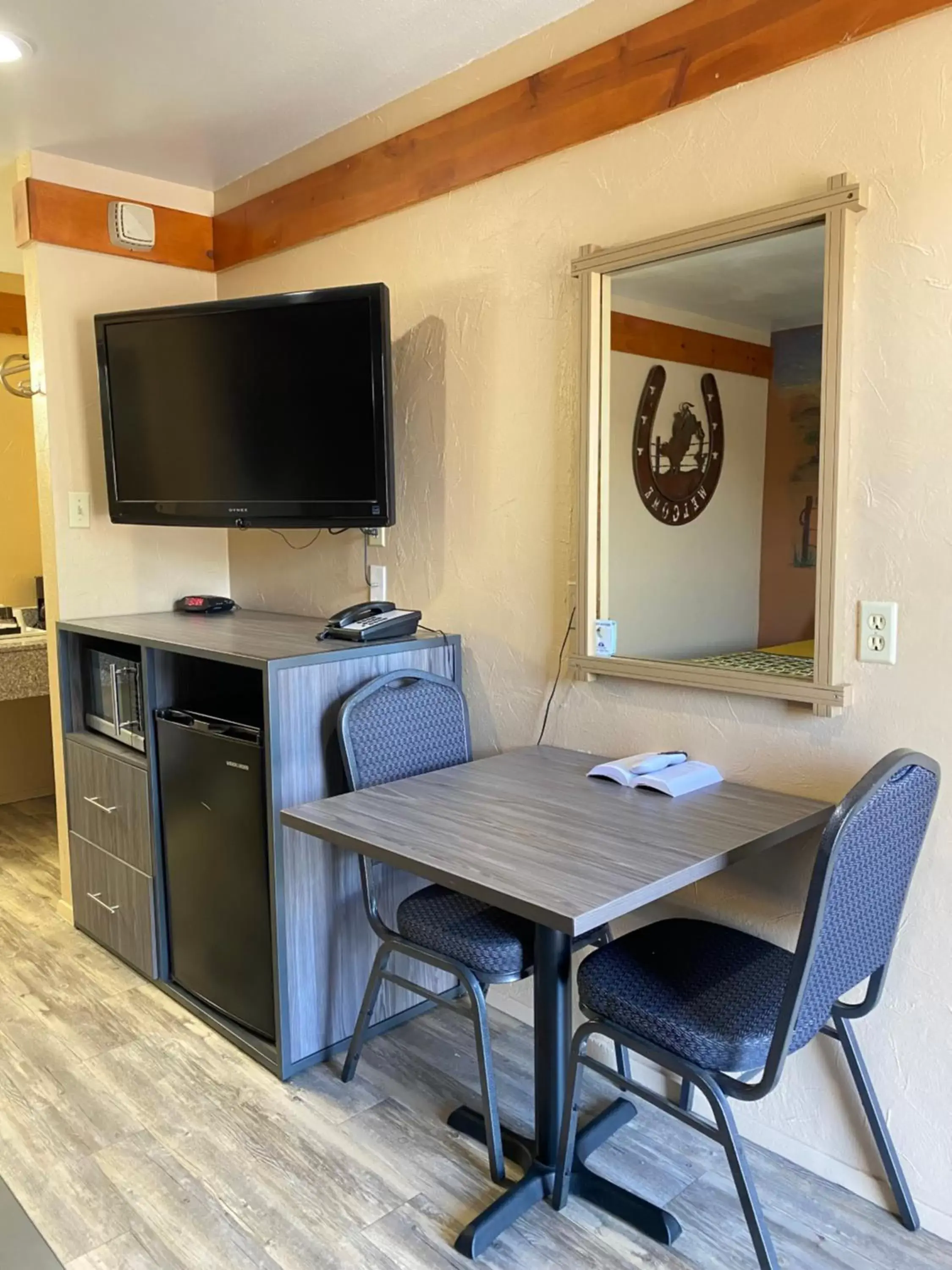 TV and multimedia, Dining Area in Americas Best Value Inn - Legend's Inn