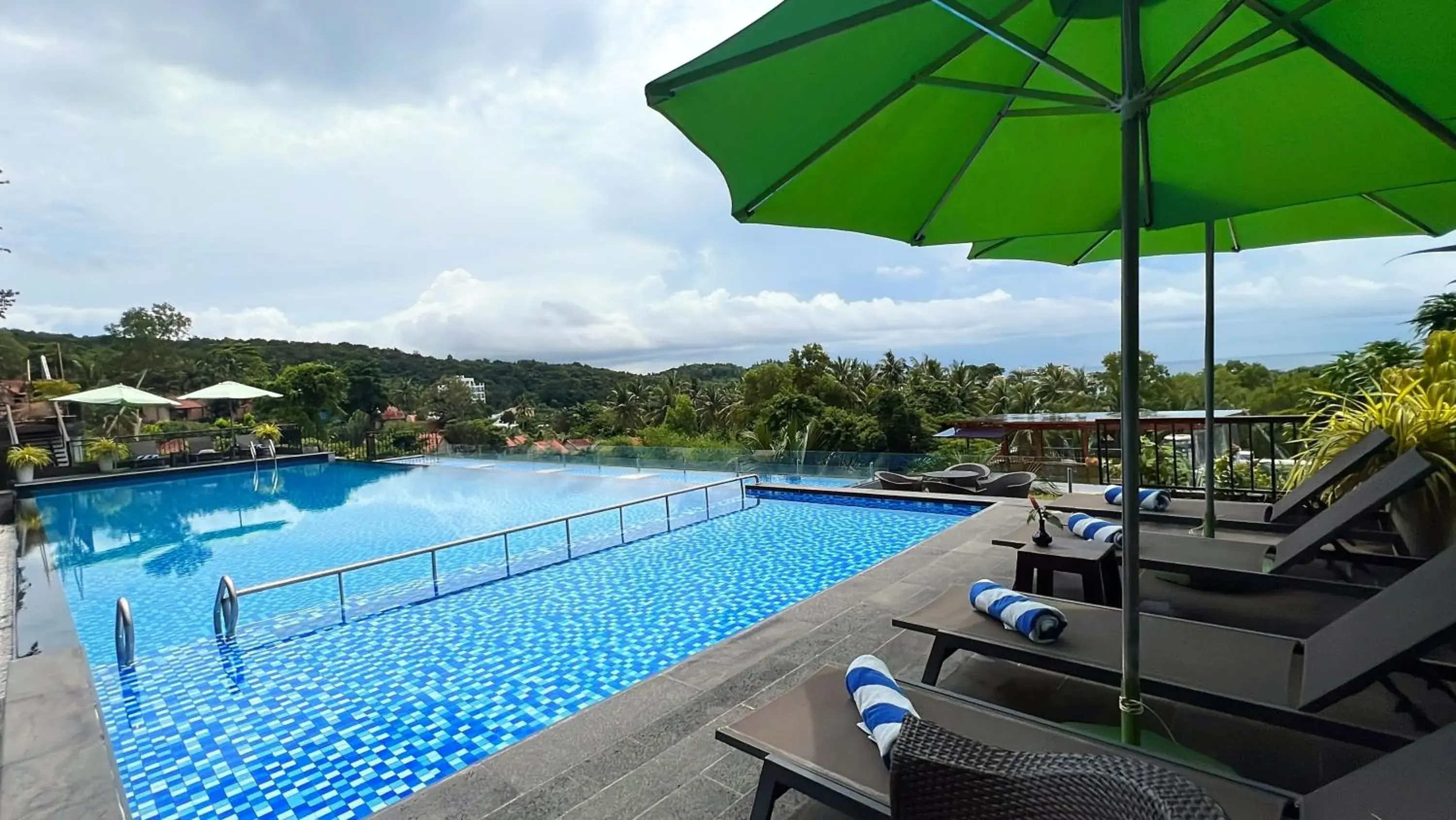 Swimming Pool in Tom Hill Boutique Resort & Spa