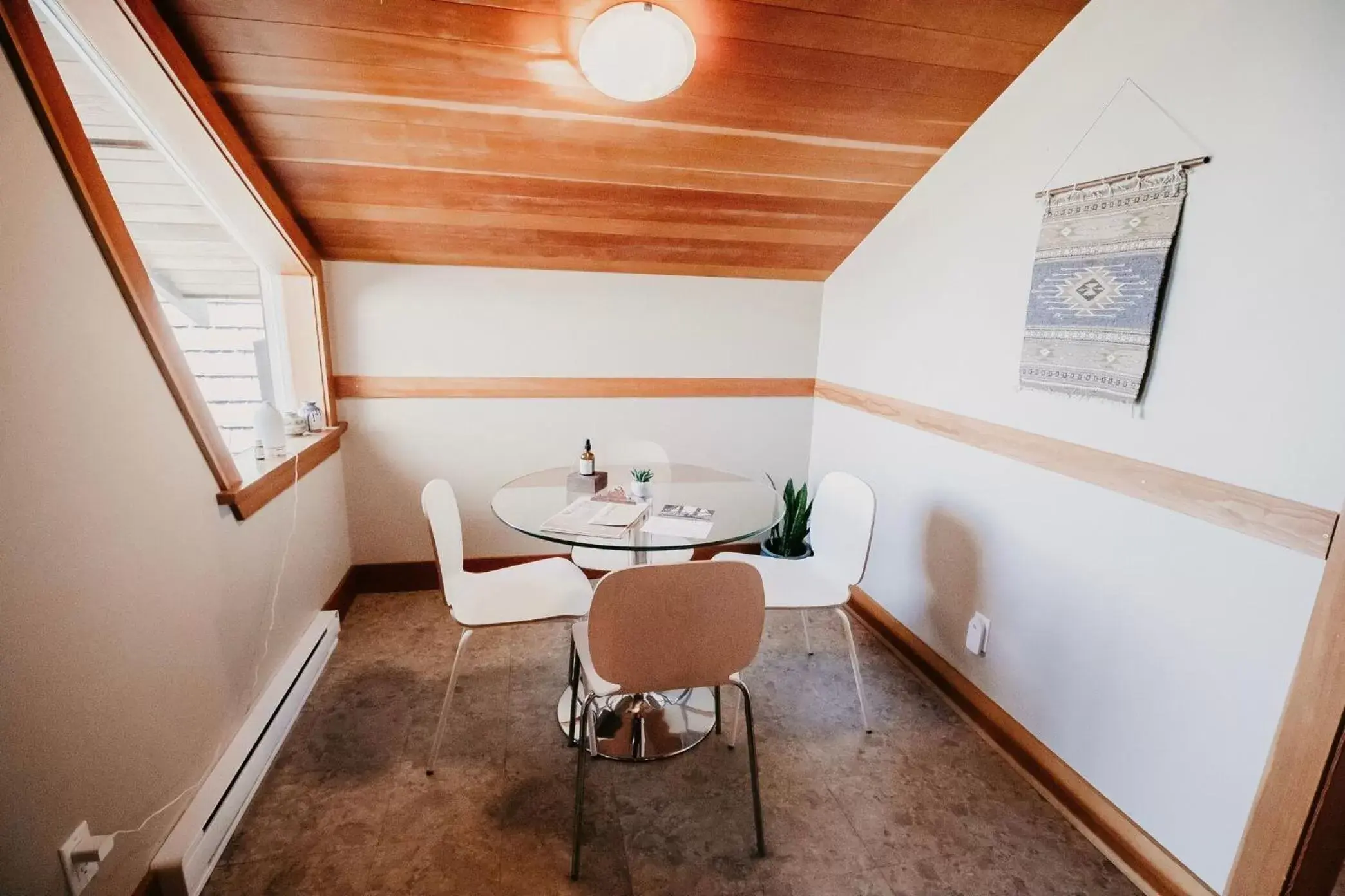 Kitchen or kitchenette, Dining Area in The Shoreline Tofino