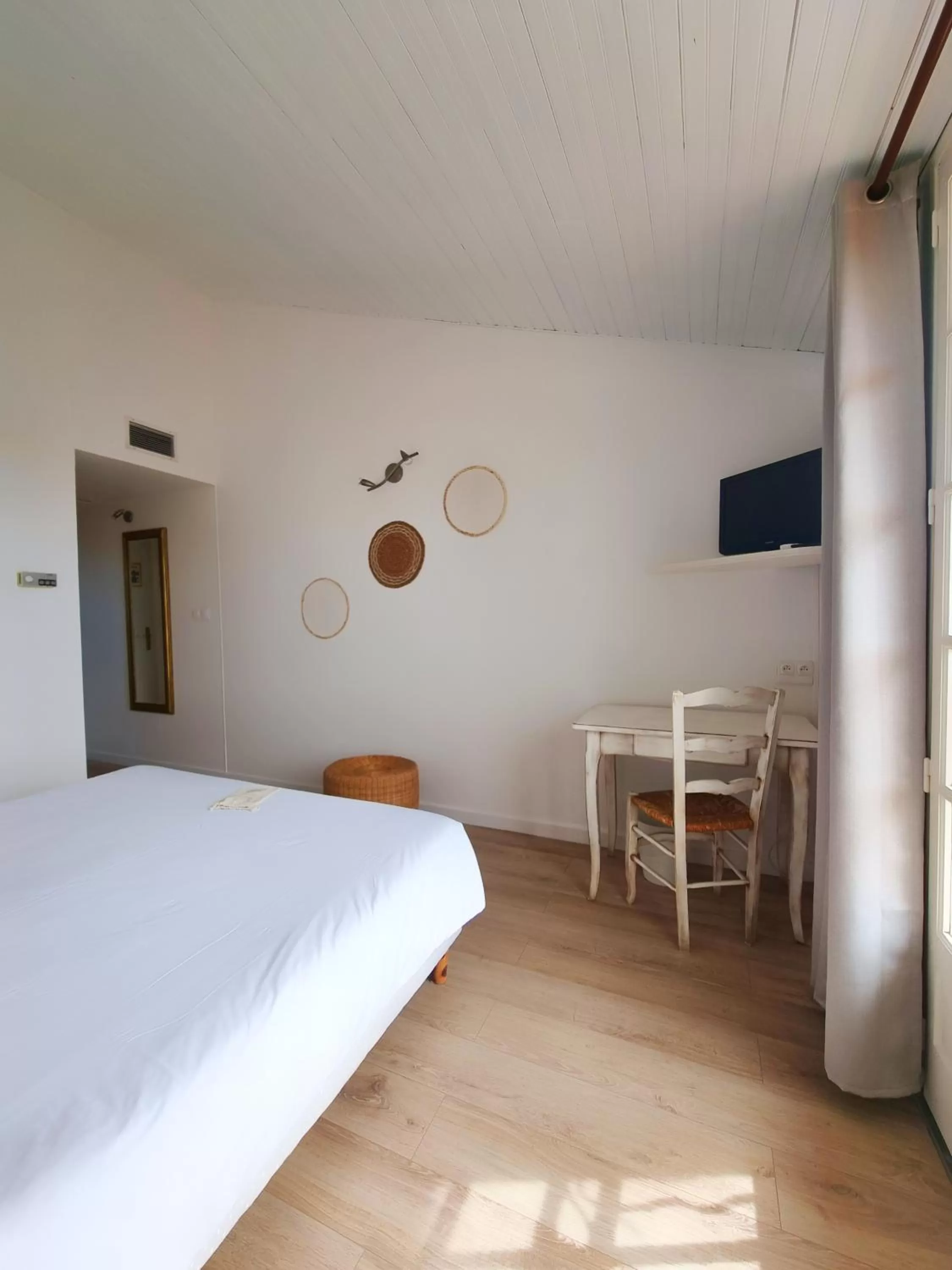 Photo of the whole room, Bed in Castillon Des Baux