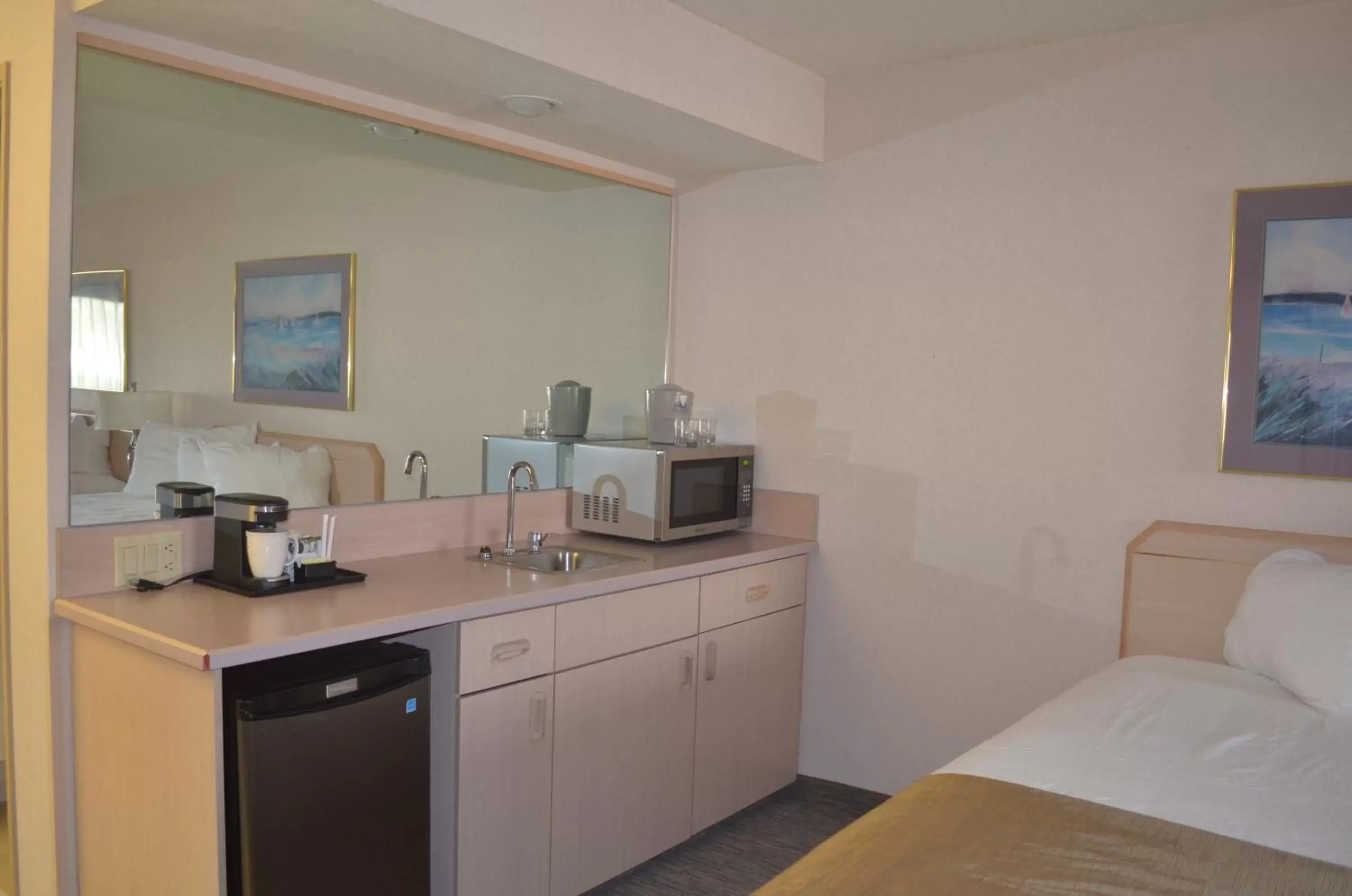 Food and drinks, Kitchen/Kitchenette in Shilo Inns Suites The Dalles